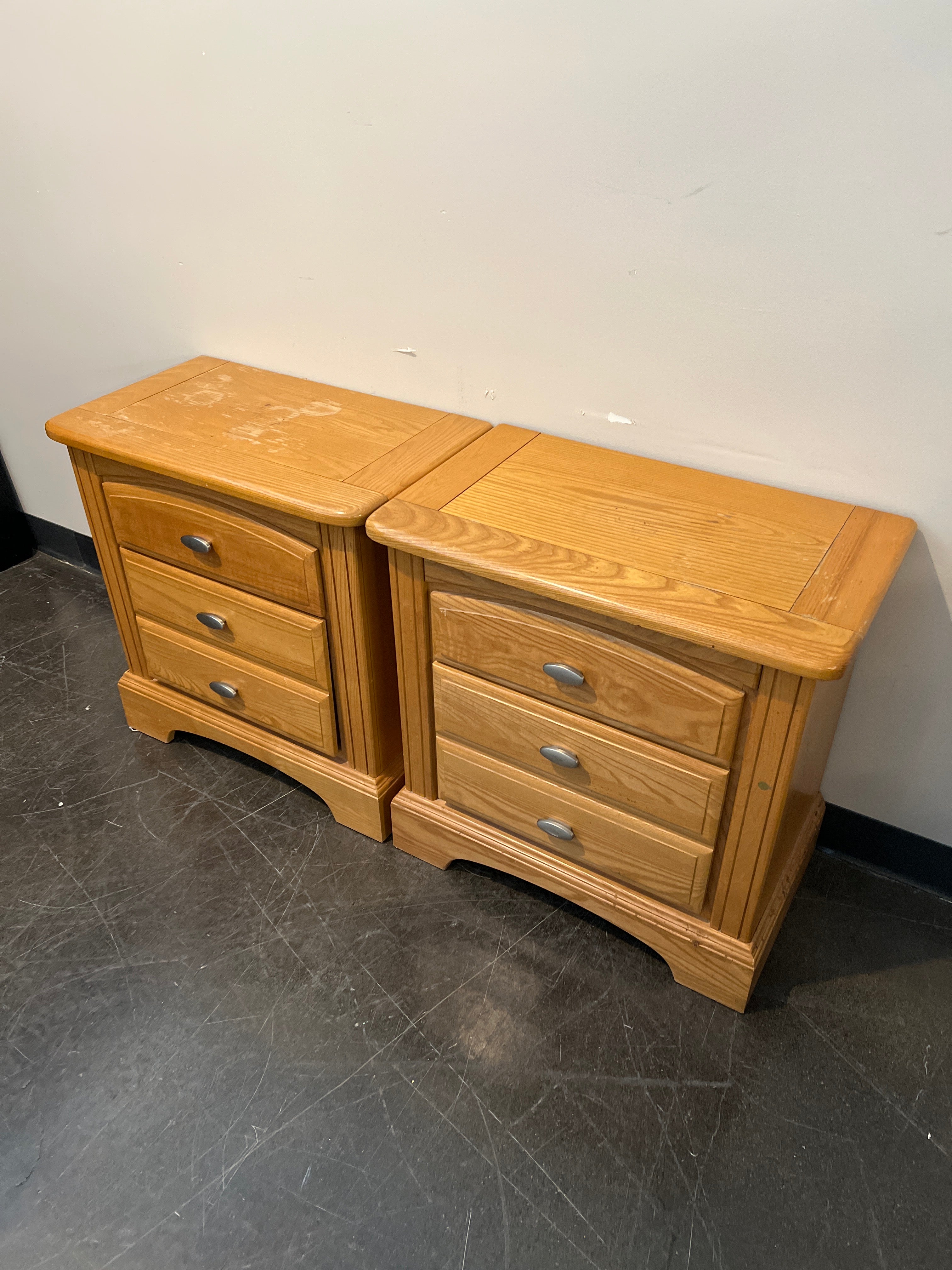 Oak 3-Drawer Nightstand