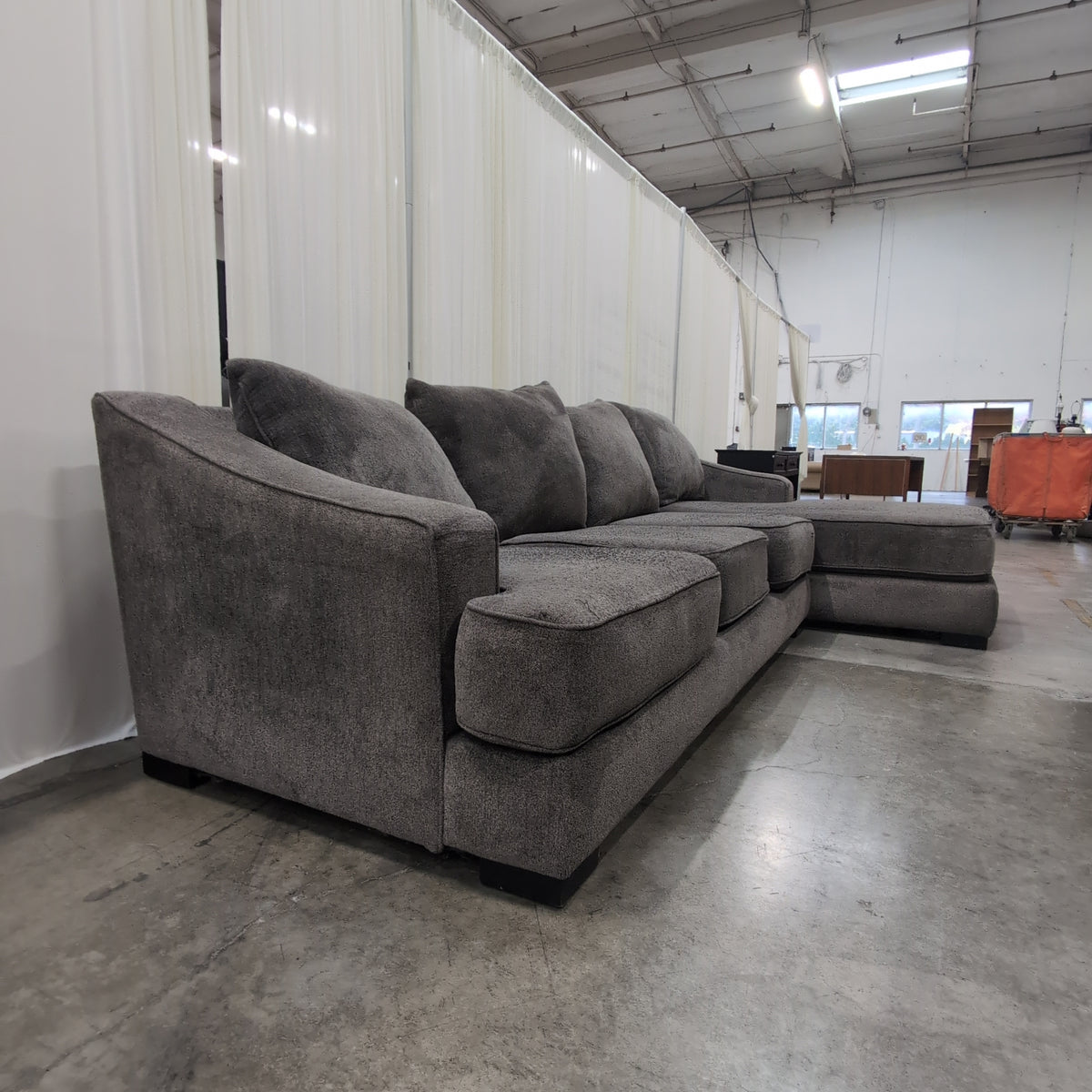 Contemporary Dark Grey L-Shaped Sectional Couch in Fabric