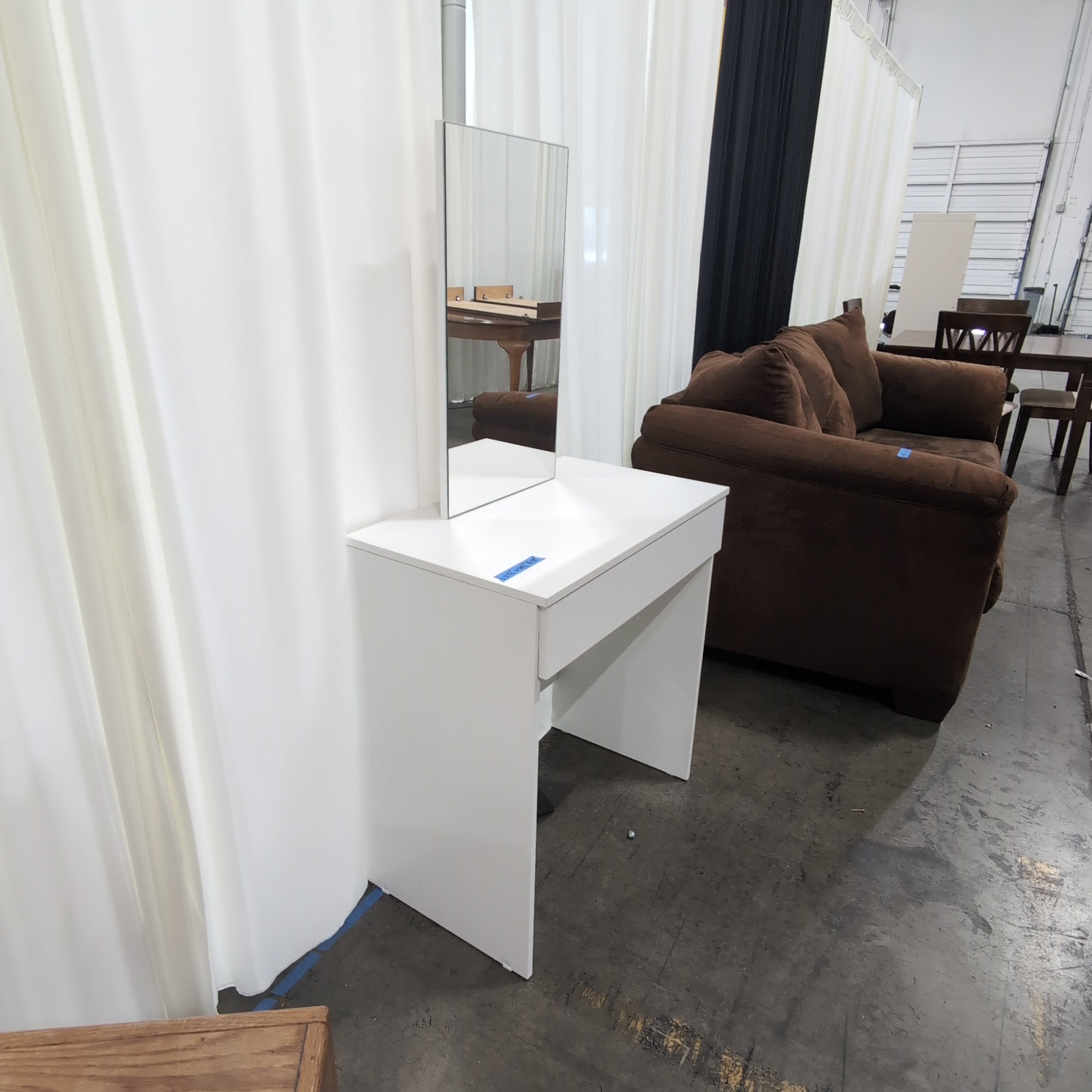 White Modern Style Vanity with Mirror