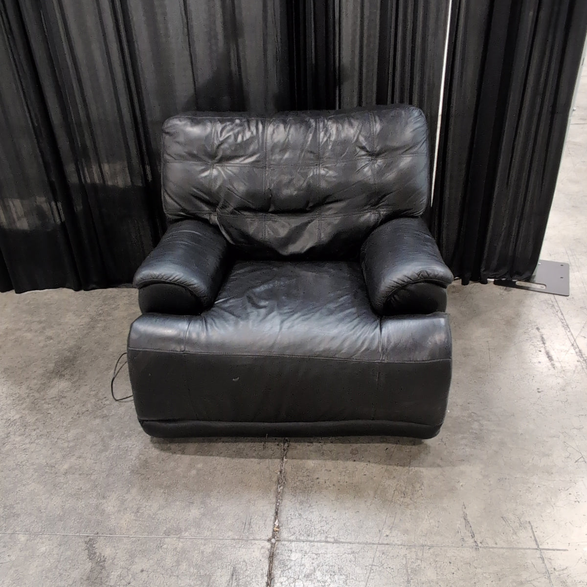 Black Leather Tufted Recliner with Reclining Mechanism