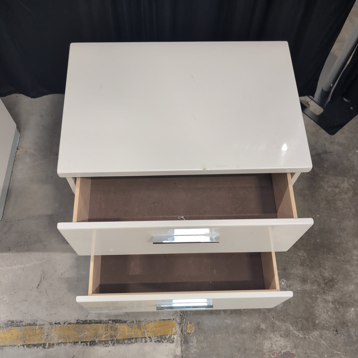 Modern White Single-Drawer Nightstand with Recessed Handle