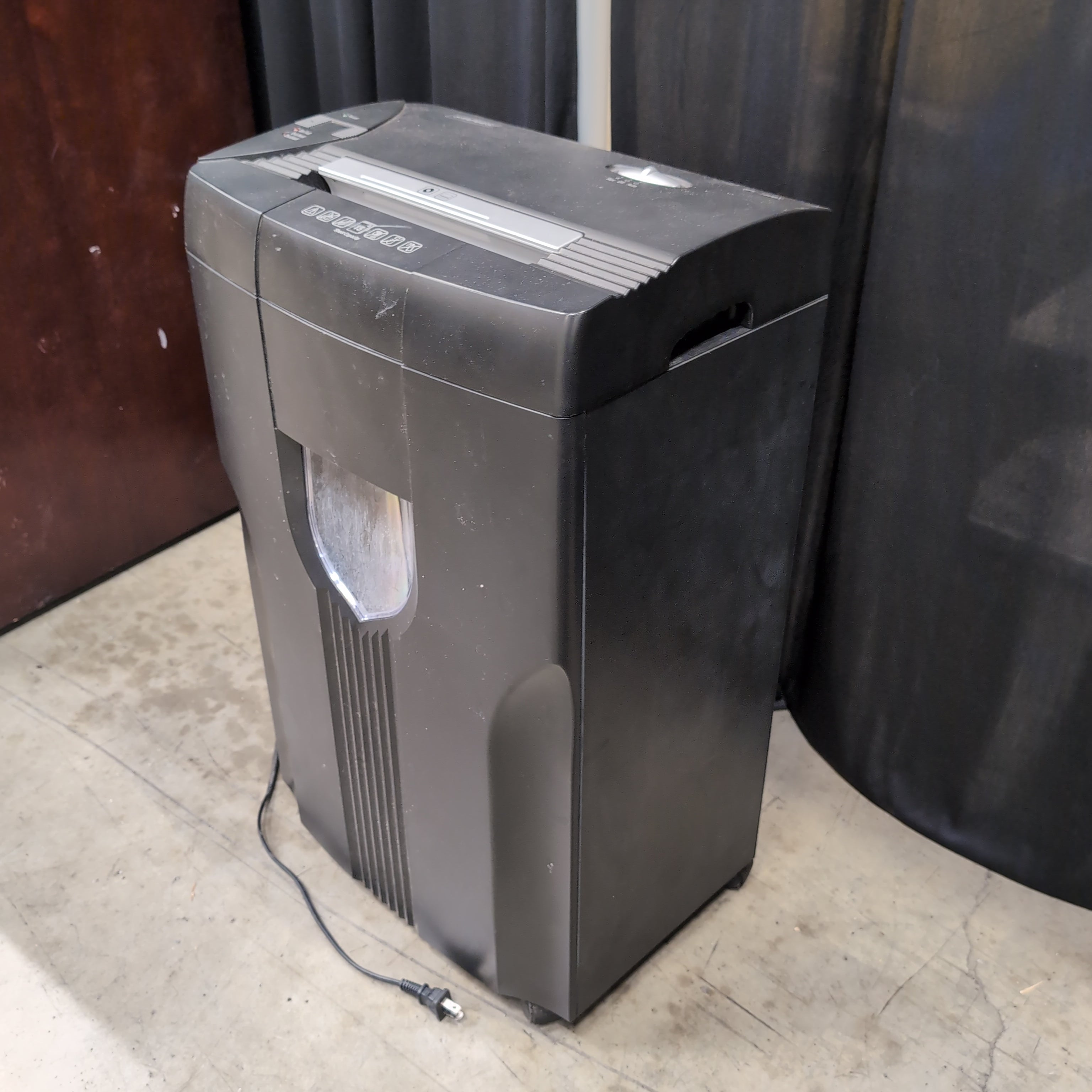 STAPLES Black Office Paper Shredder