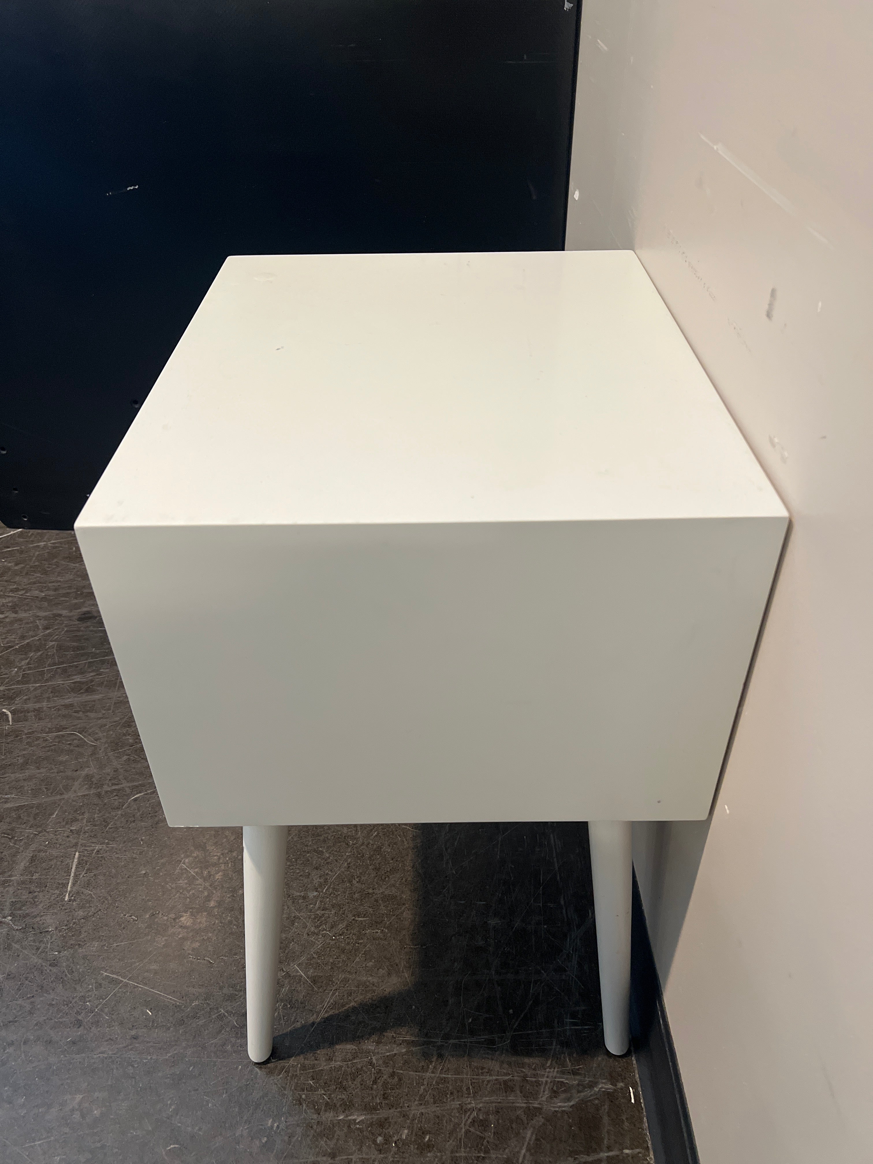 Williams Sonoma Mid-Century 2-Drawer Nightstand – White Lacquer