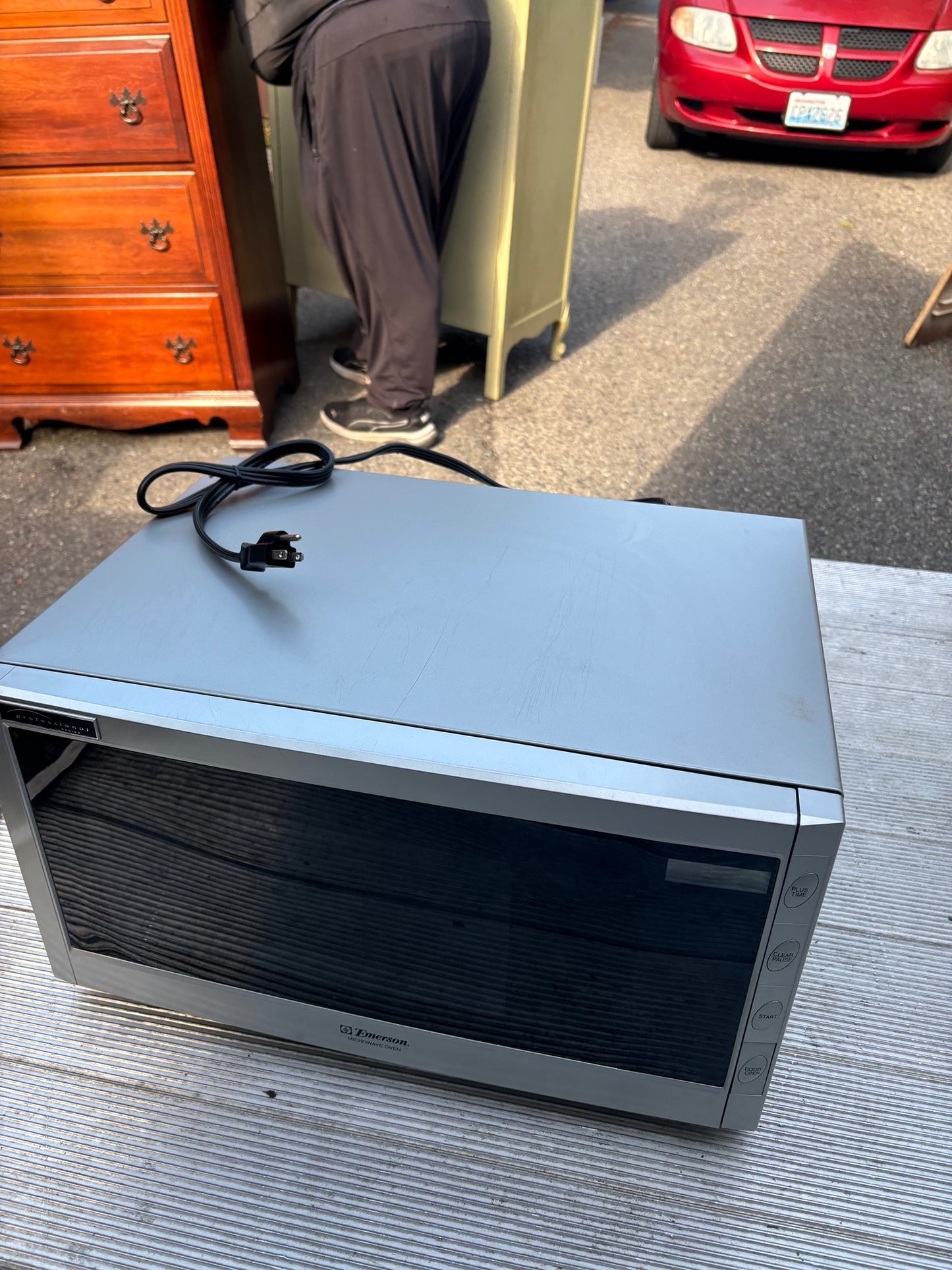 Emerson Microwave Oven: Sleek Silver Design