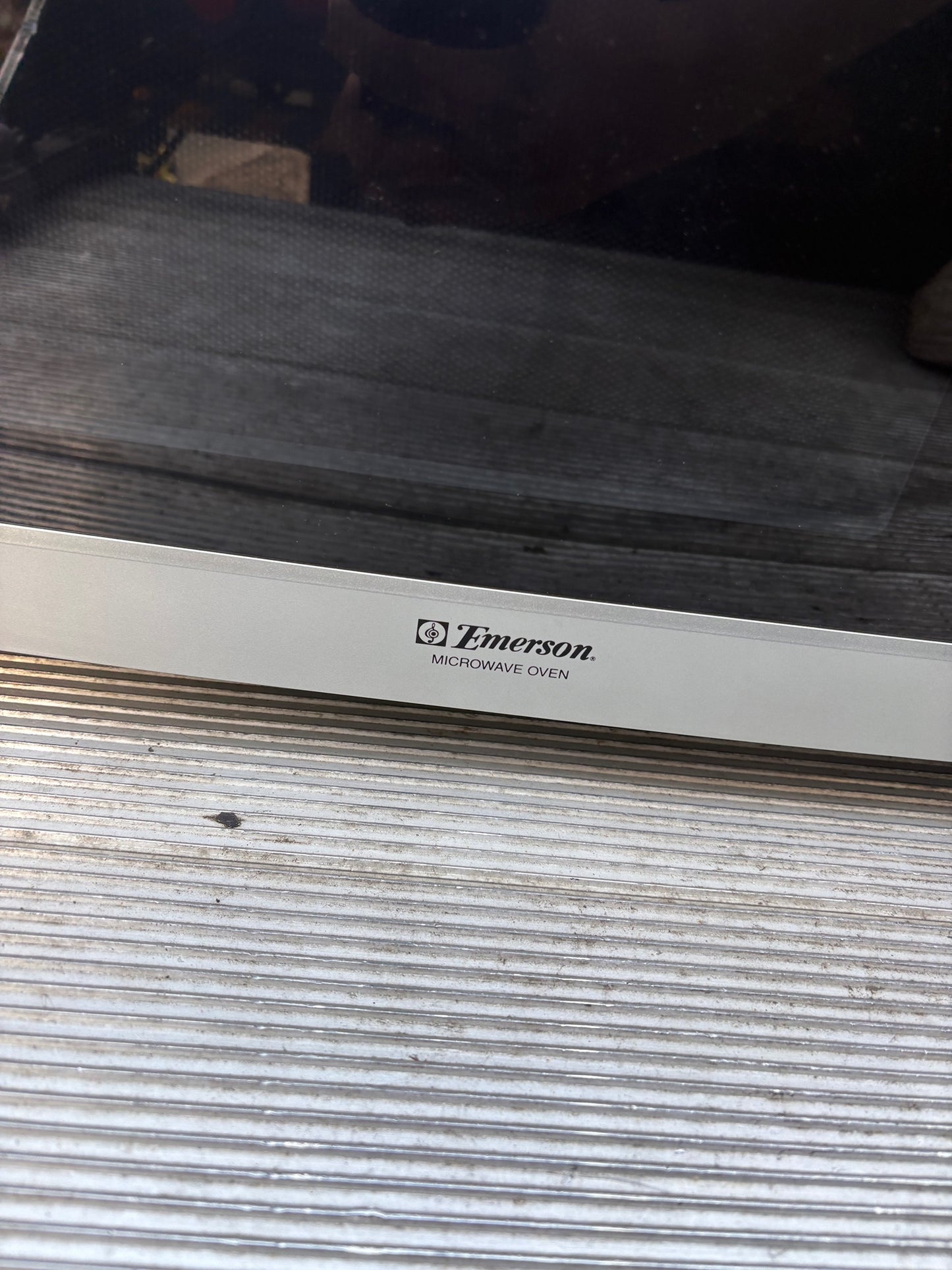 Emerson Microwave Oven: Sleek Silver Design