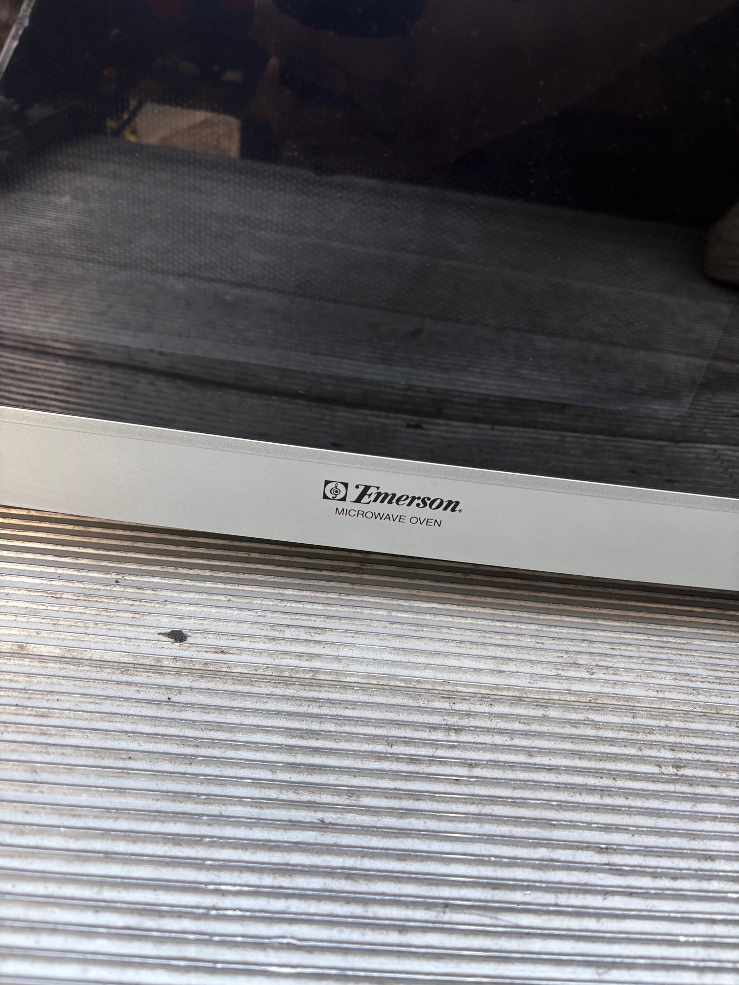 Emerson Microwave Oven: Sleek Silver Design