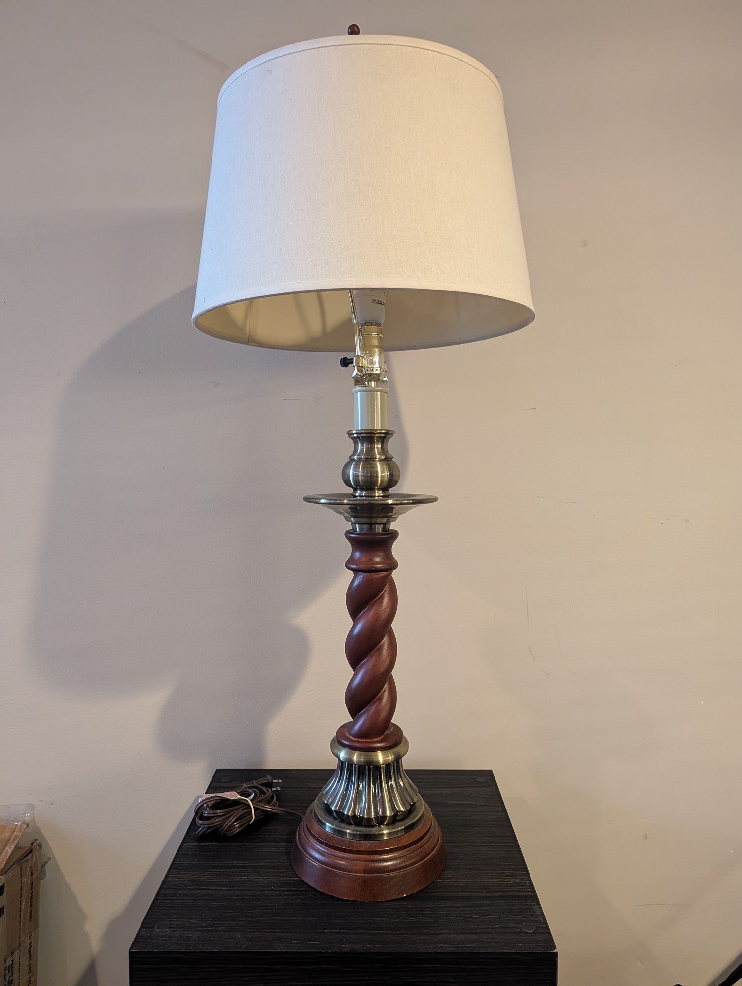 Vintage Style Wood and Brass Tone Twisted Column Table Lamp