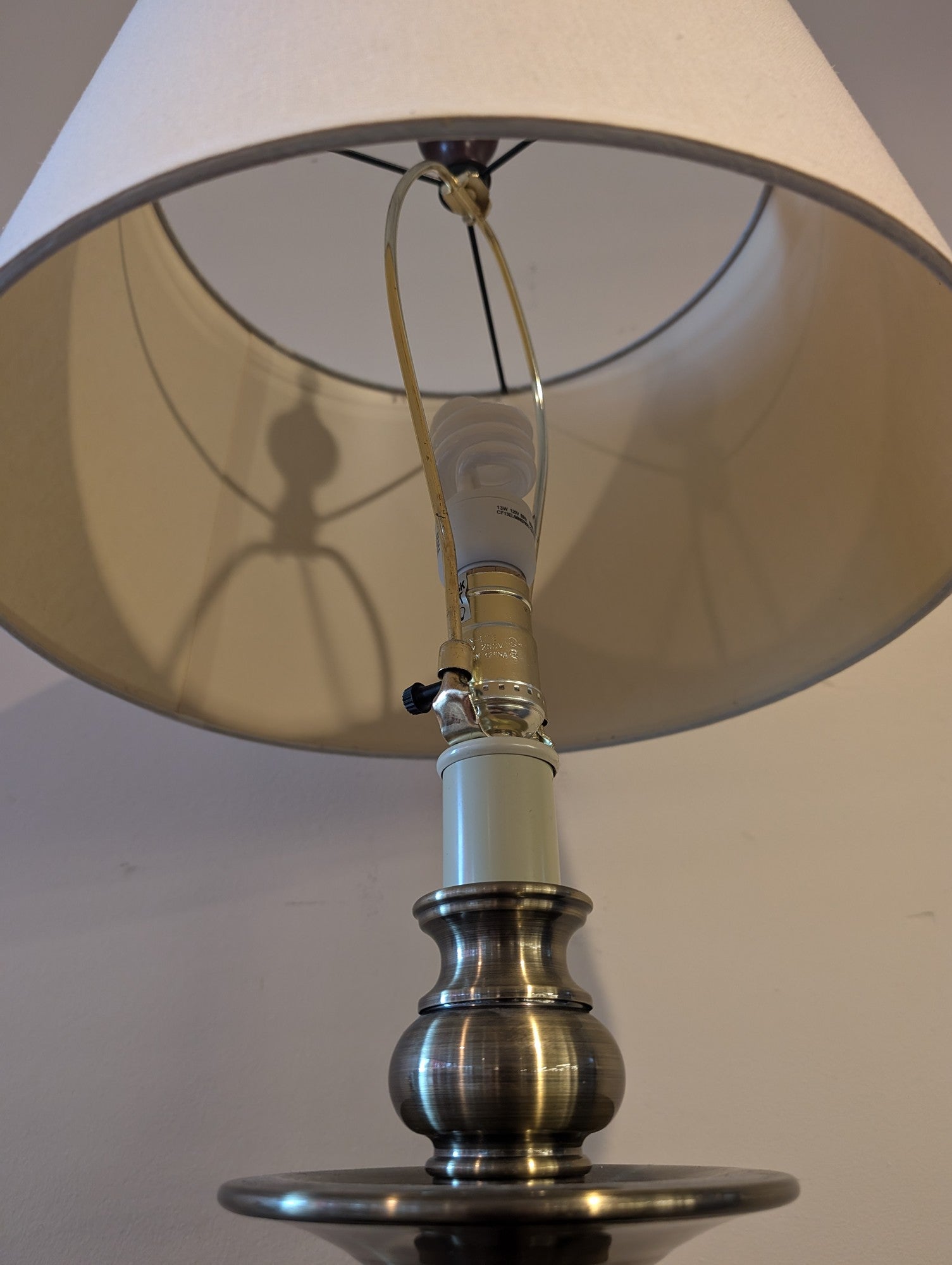 Vintage Style Wood and Brass Tone Twisted Column Table Lamp