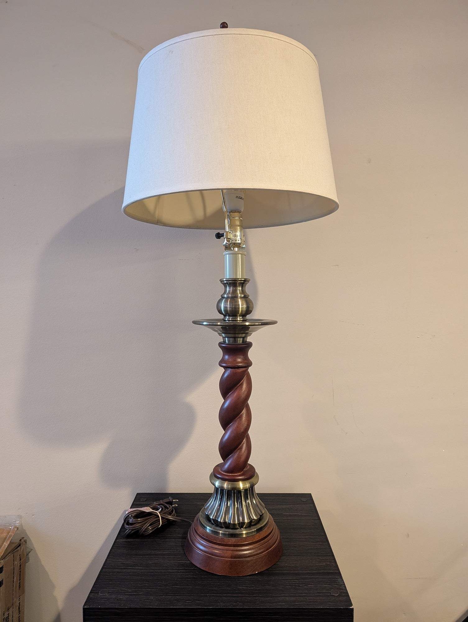 Vintage Style Wood and Brass Tone Twisted Column Table Lamp