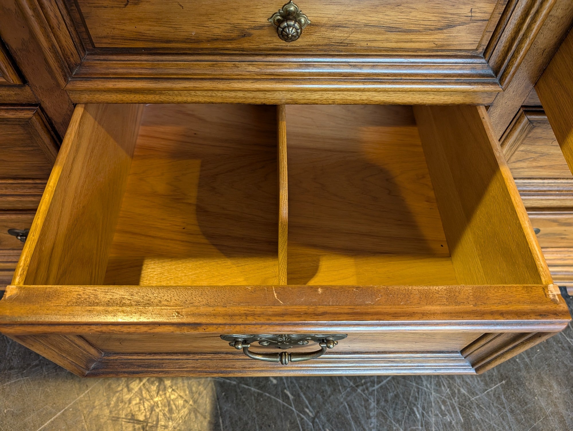 Thomasville Traditional Oak Finish Nine-Drawer Dresser