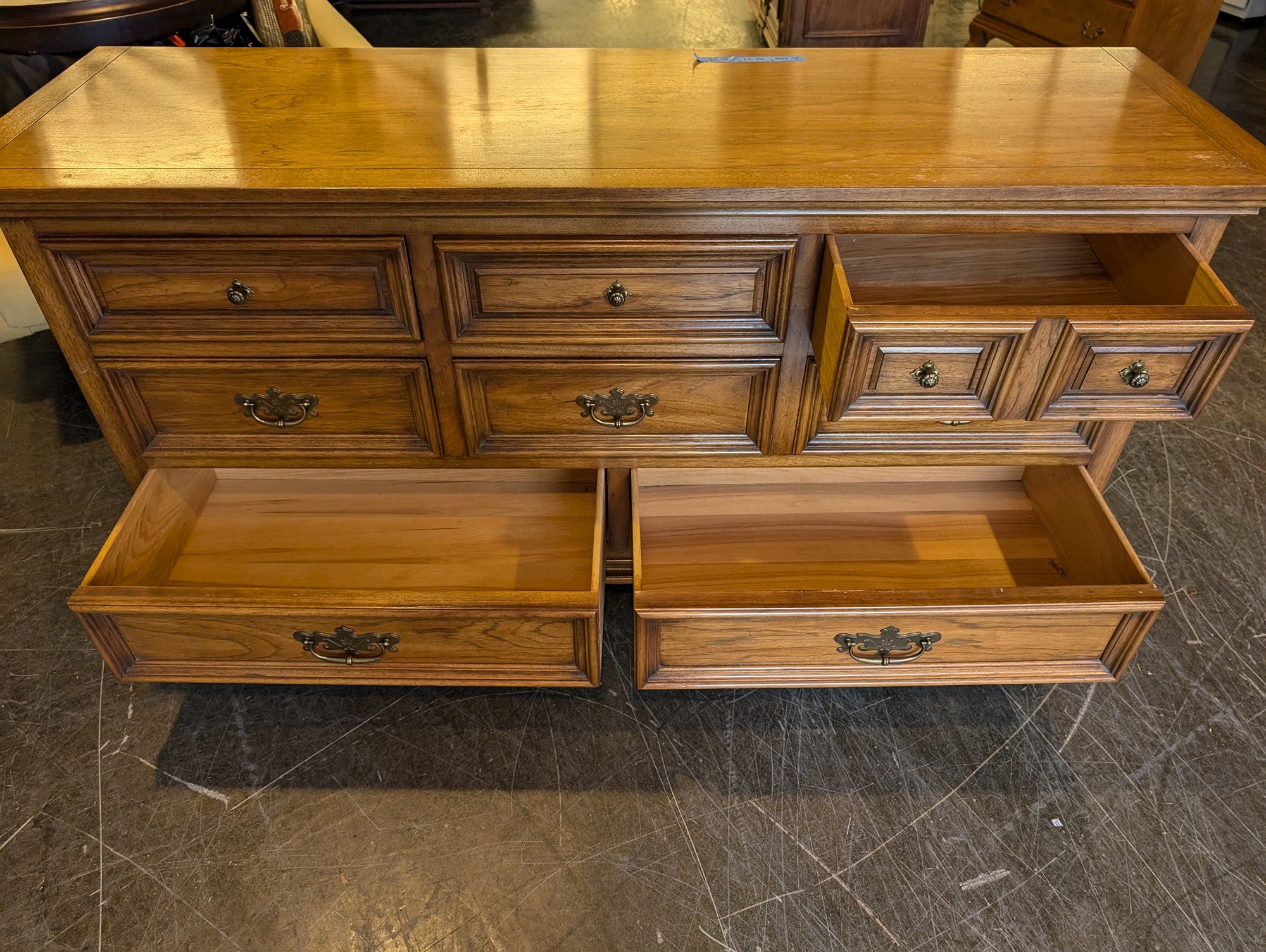 Thomasville Traditional Oak Finish Nine-Drawer Dresser