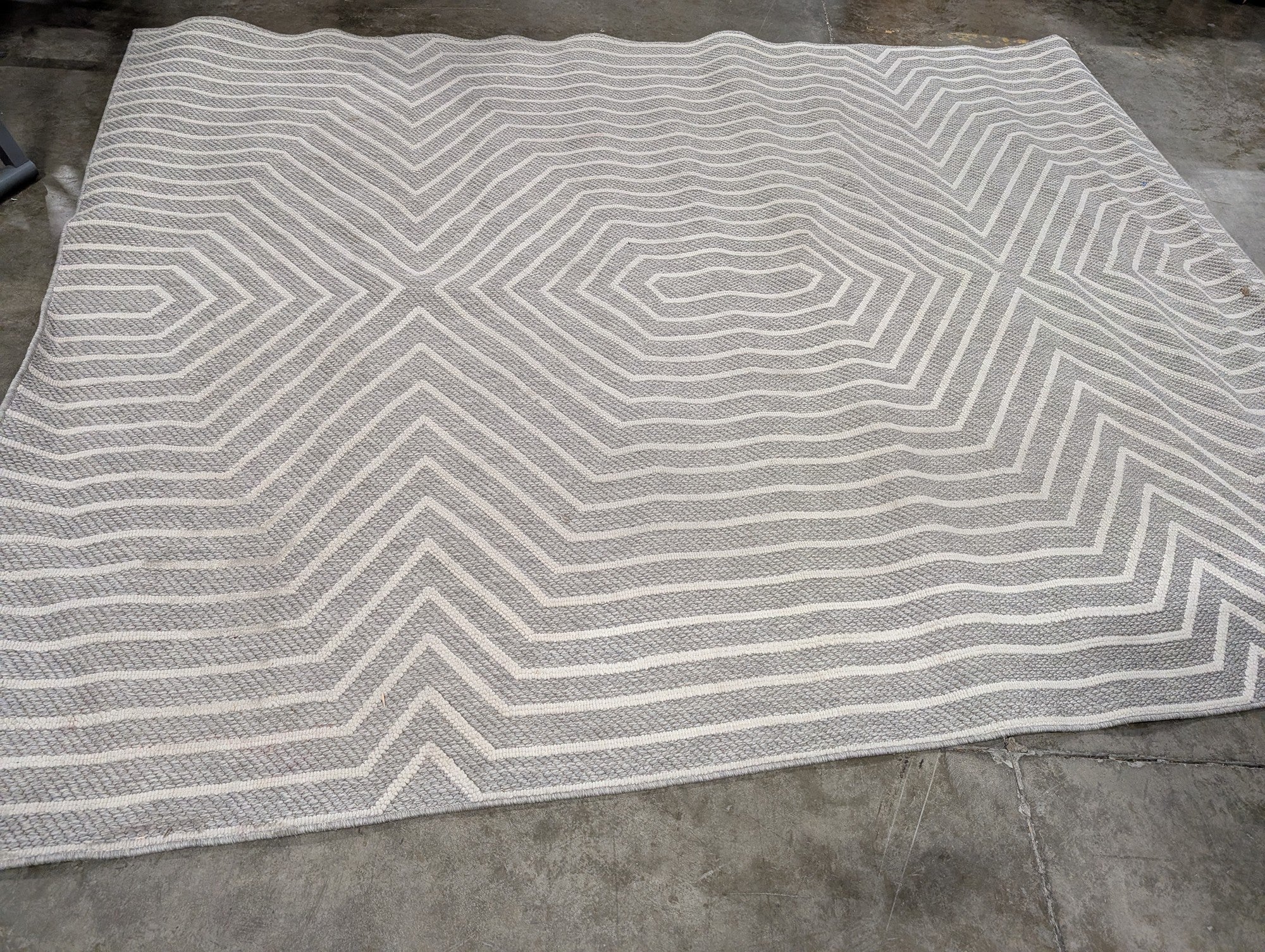 Gertmenian Regent Collection Gray Off-White Geometric Hexagon Zigzag Area Rug 7'10"x10'