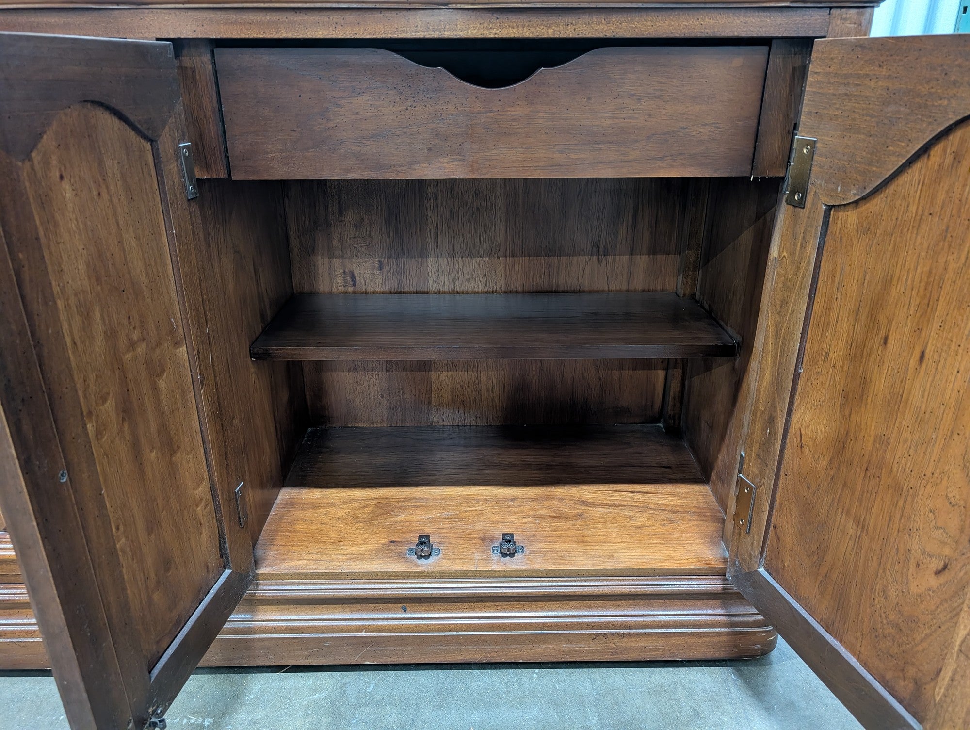 AMERICAN DREW Traditional Wood Sideboard Buffet Cabinet