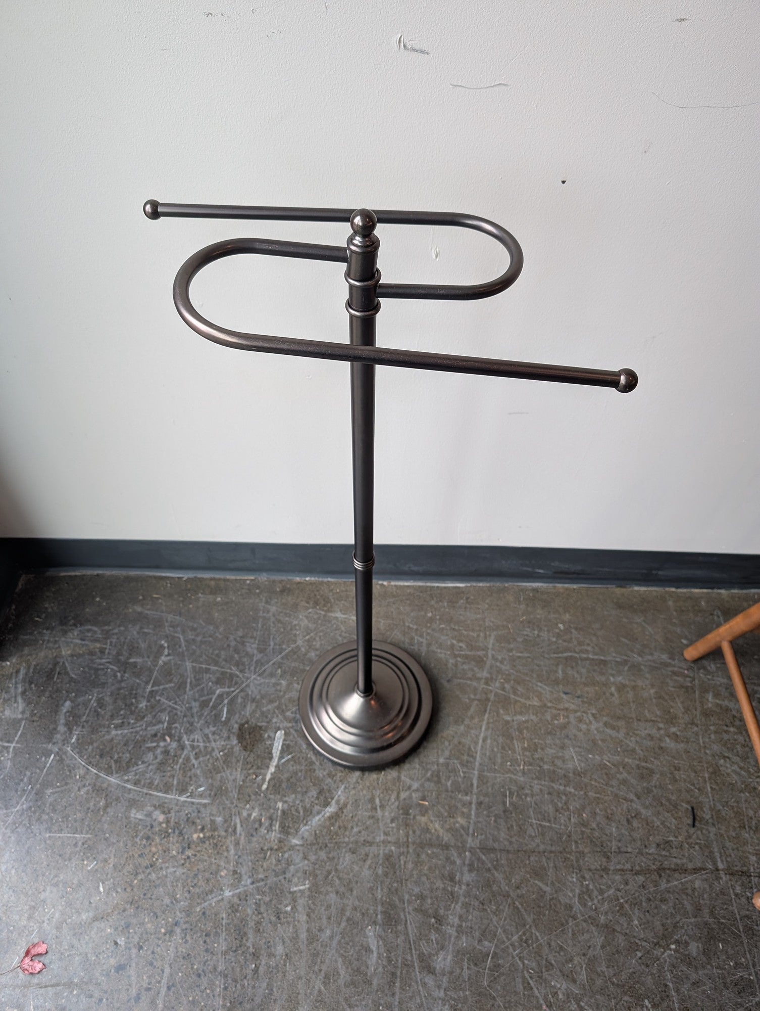 Freestanding Dark Metal Towel Holder with Dual Bars