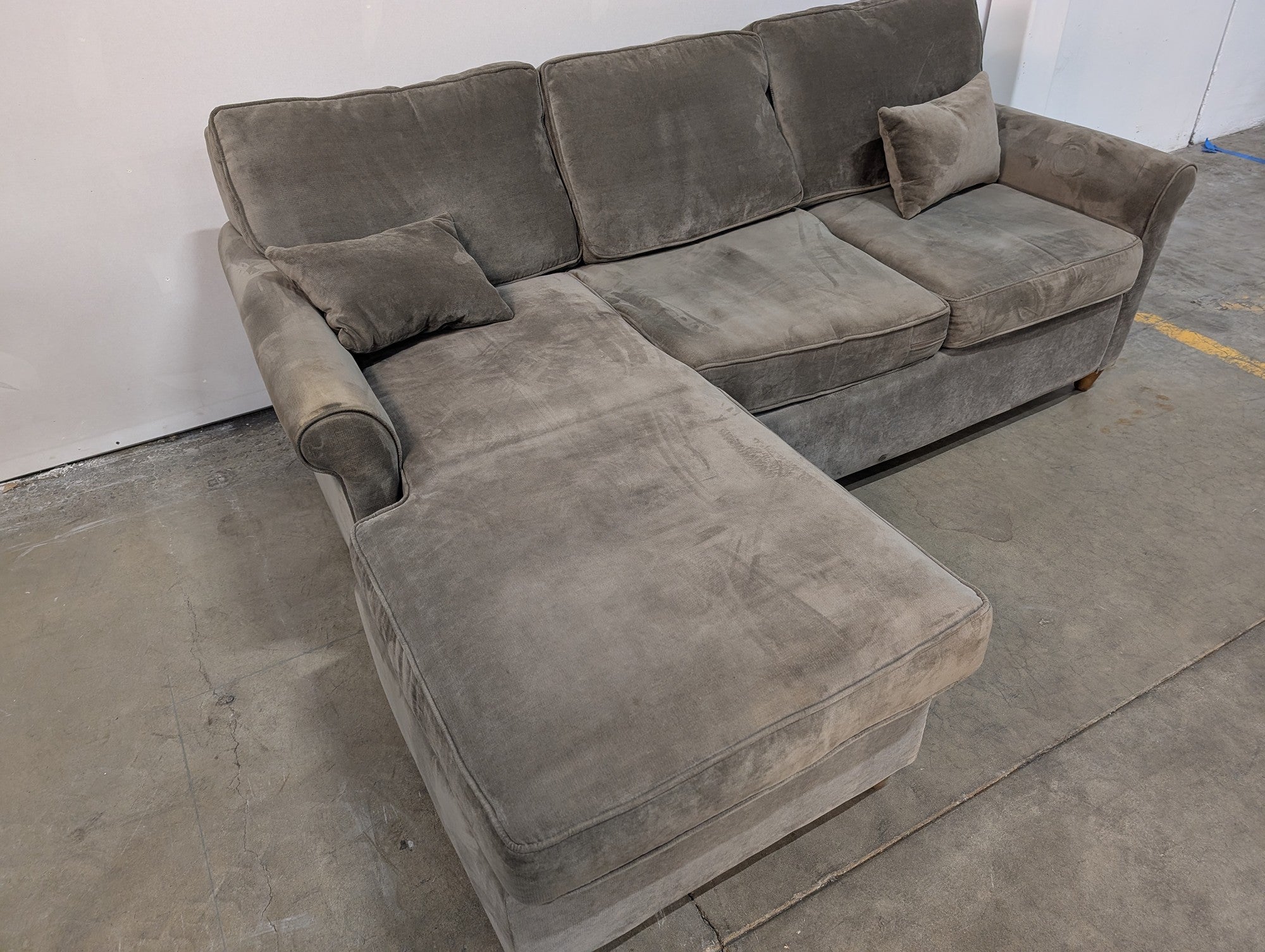 Comfortable Gray Fabric Sectional Sofa with Left-Facing Chaise