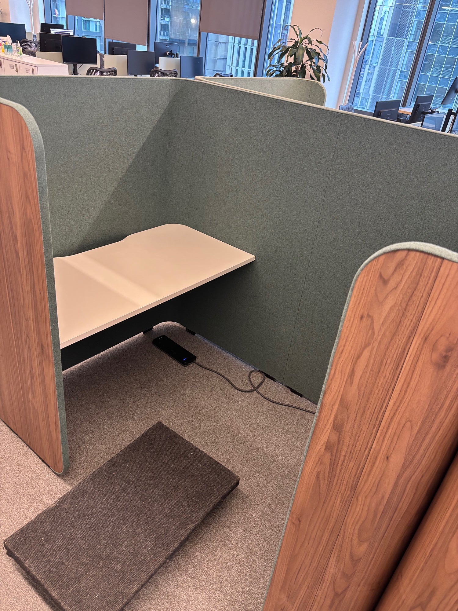 OFS Heya Privacy Focus Desk – Acoustic Workstation (4 Available)