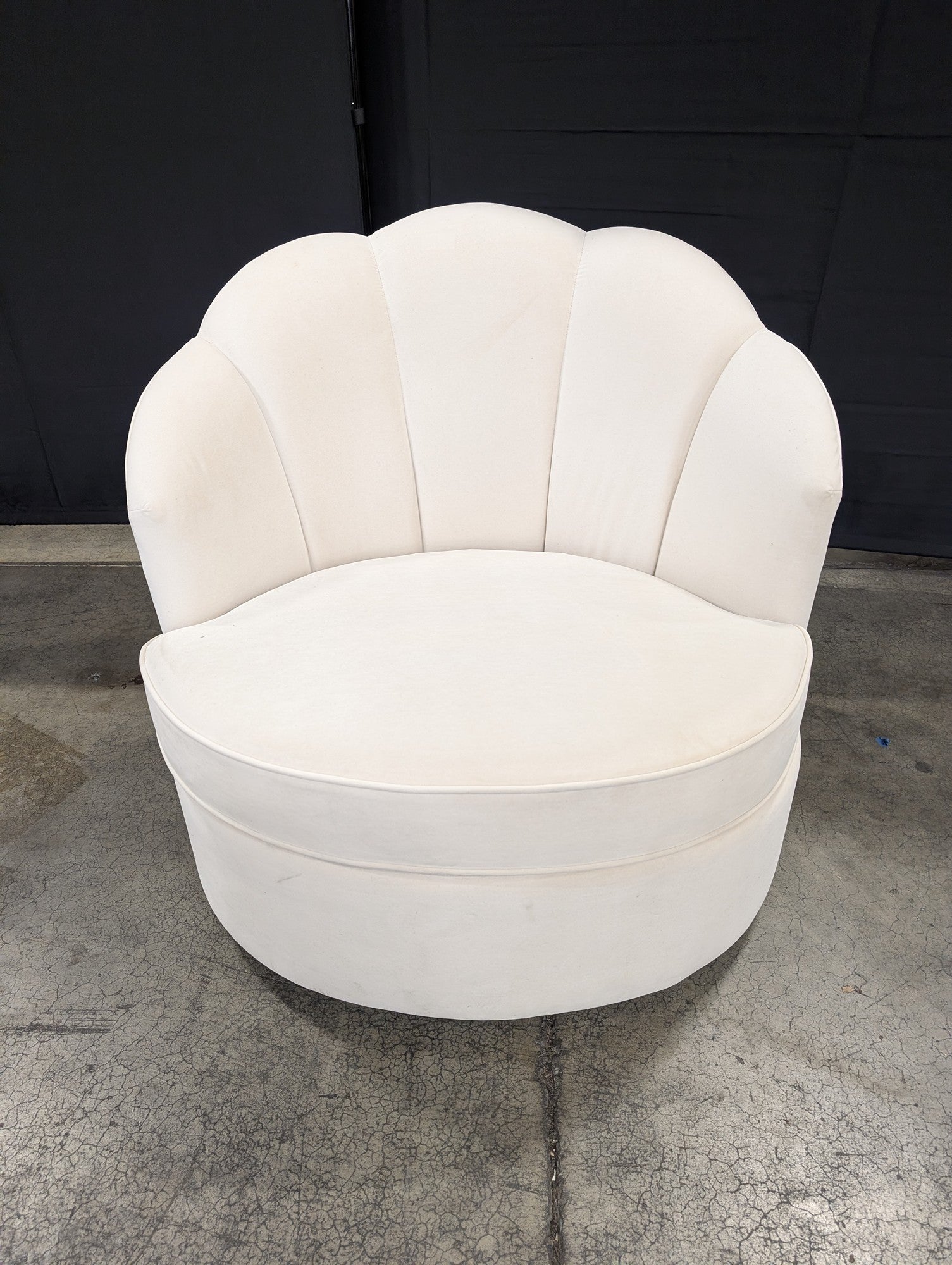 Chic Scalloped Back Swivel Accent Chair in Cream Upholstery
