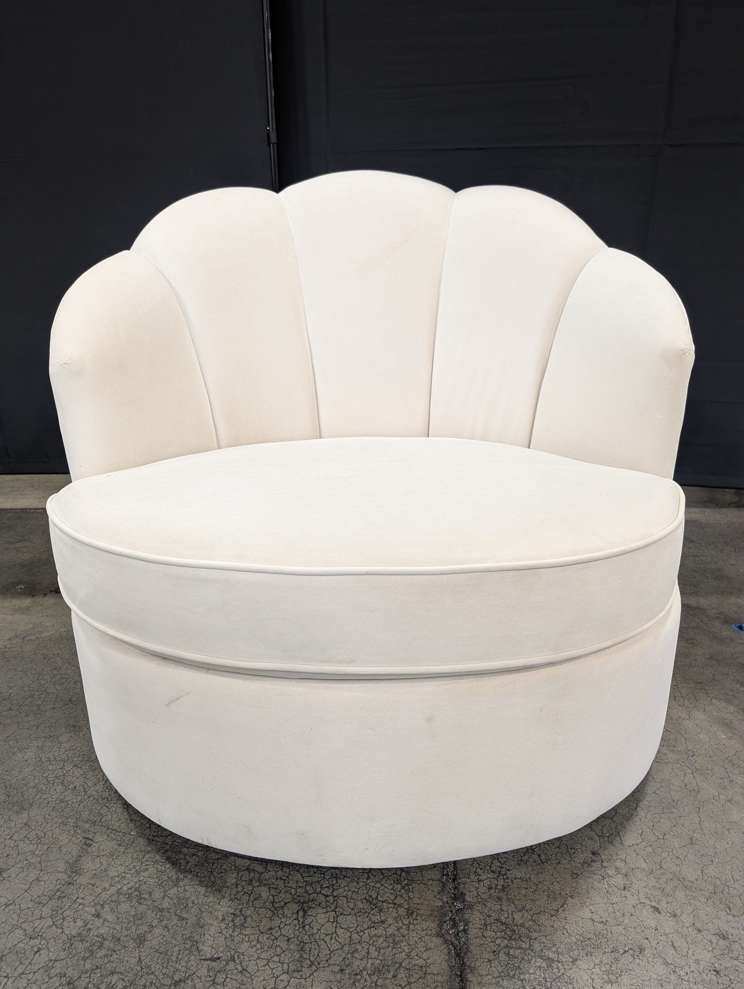 Chic Scalloped Back Swivel Accent Chair in Cream Upholstery
