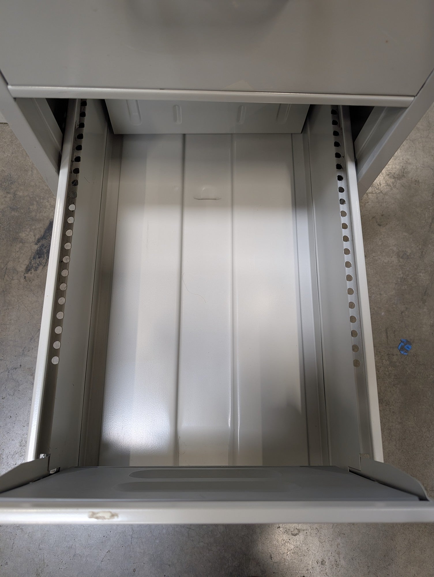 Hon 2000 Series Two-Drawer Metal Filing Cabinet