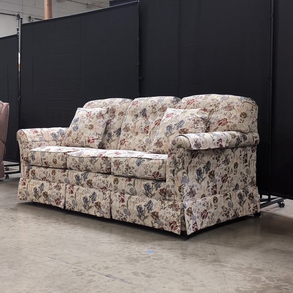 Flexsteel Traditional Floral Upholstered Three-Seater Sofa with Rolled Arms