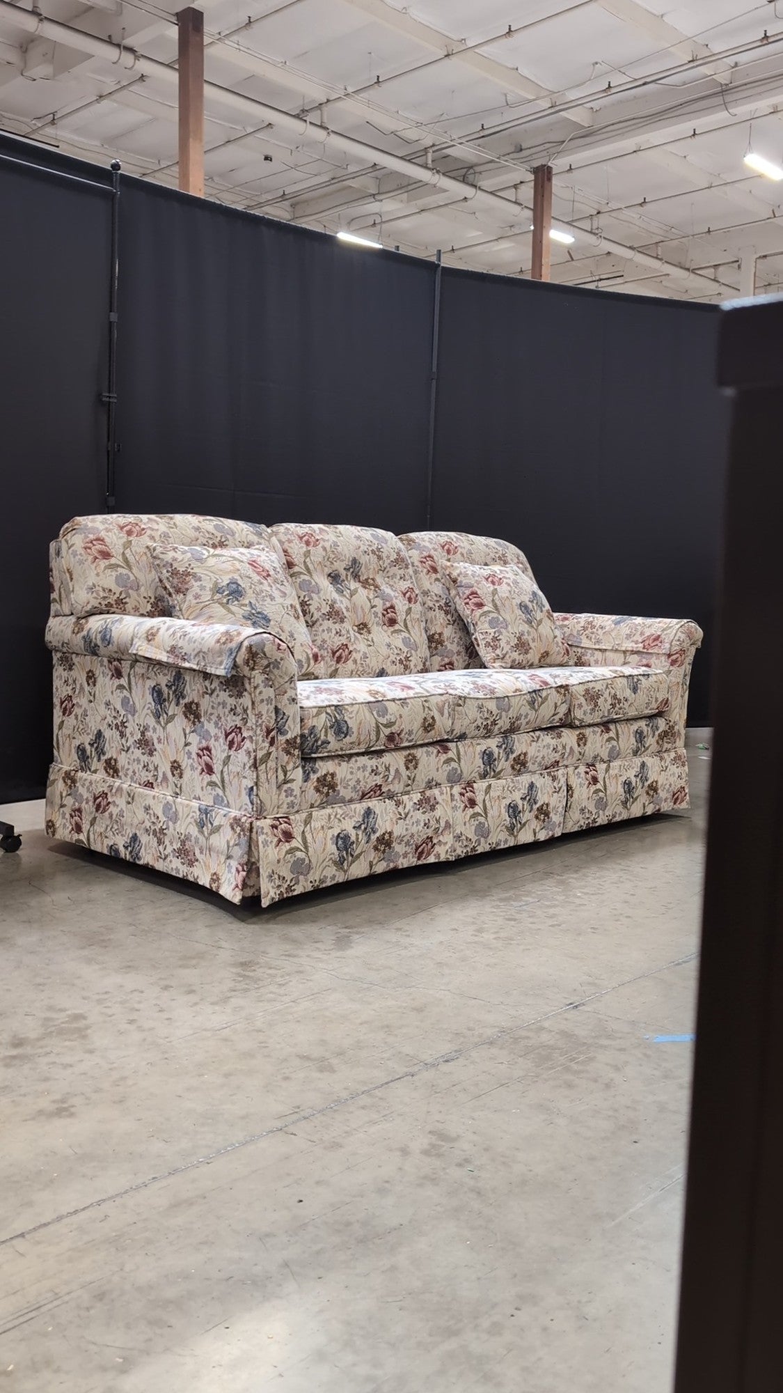 Flexsteel Traditional Floral Upholstered Three-Seater Sofa with Rolled Arms