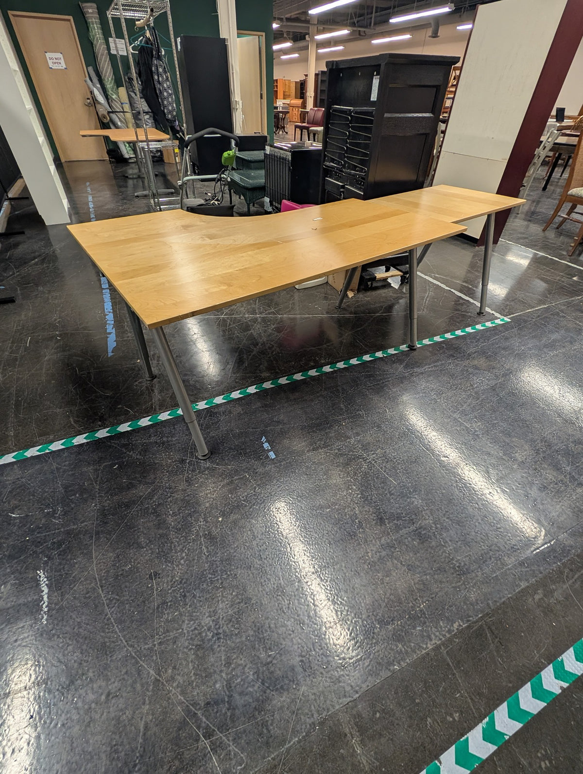 Spacious L-Shaped Corner Workstation Desk with Metal Legs