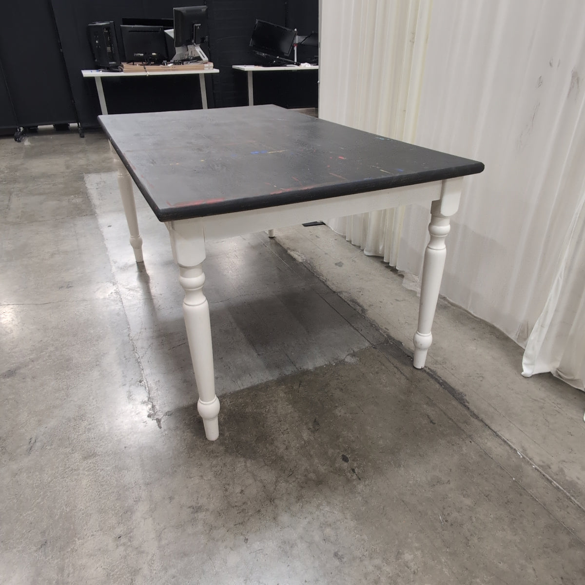 Farmhouse Style Dining Table with Turned White Legs