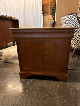 Oak 2 Door Nightstand/ Side Table
