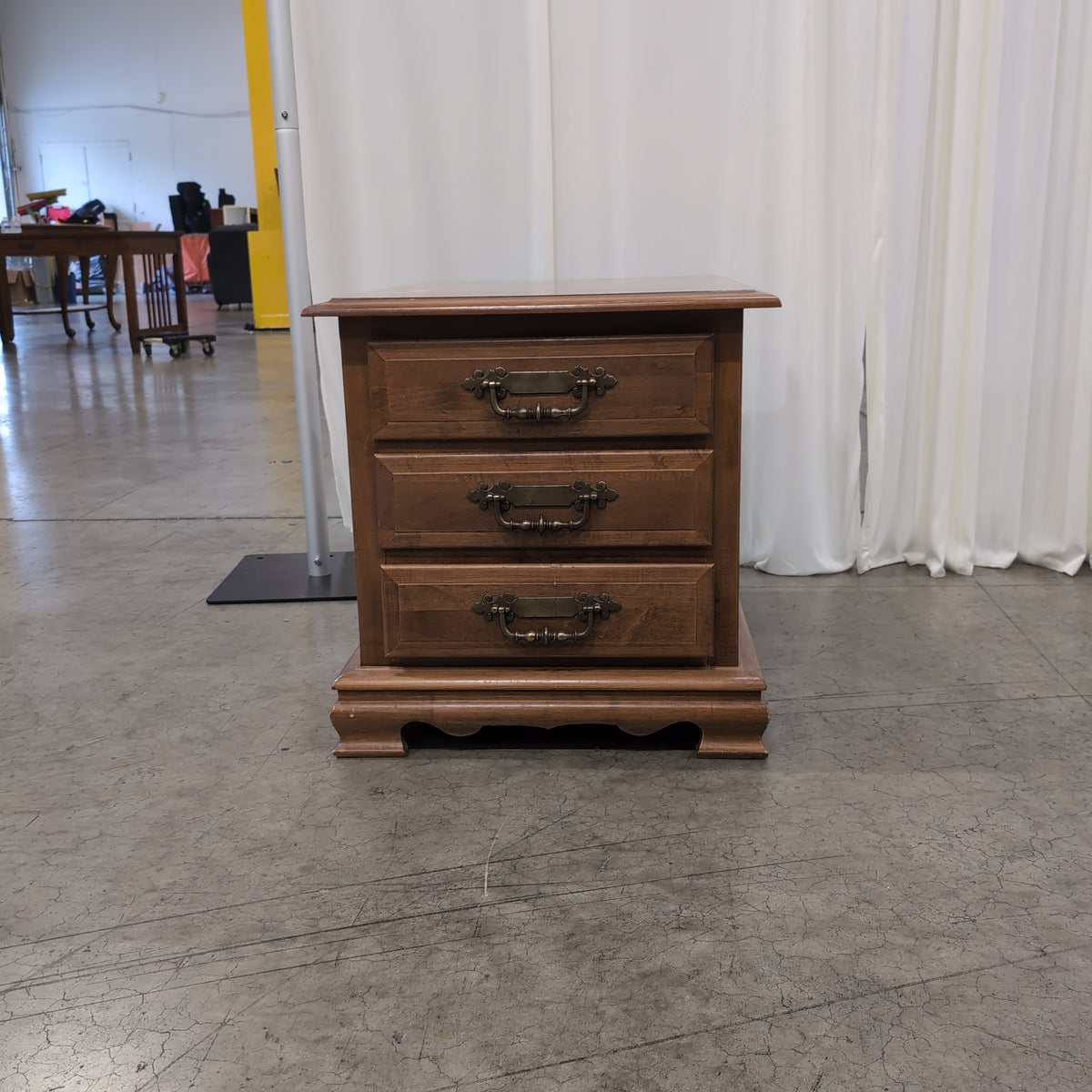 Traditional Light Wood Nightstand with Turned Legs