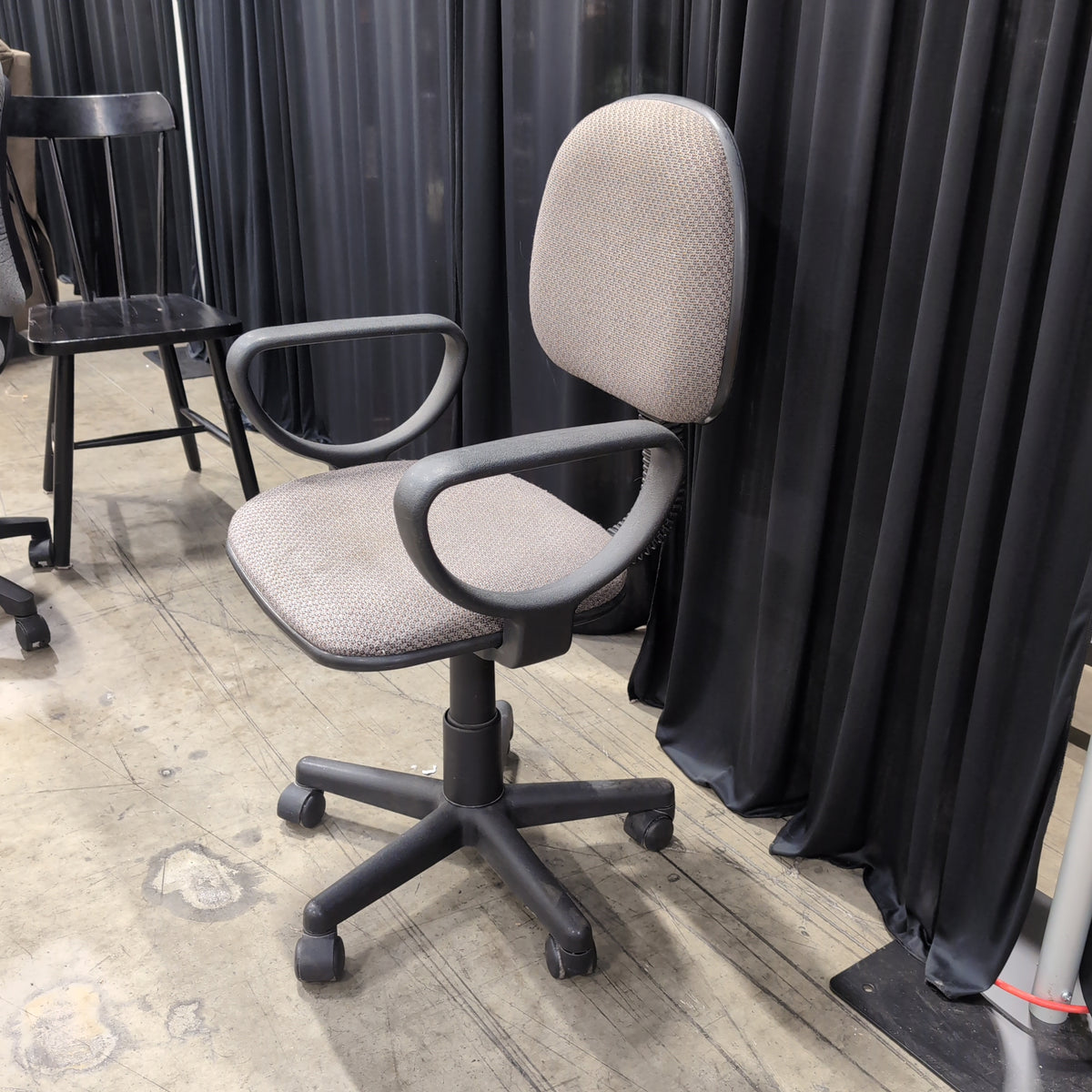 Rolling Grey Fabric Office Chair with Armrests