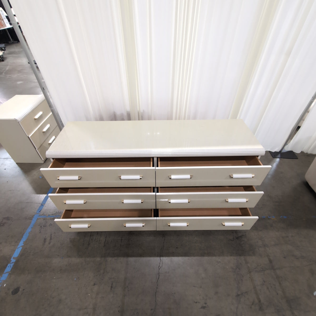 Cream Lacquered Six-Drawer Dresser with Fluted Top