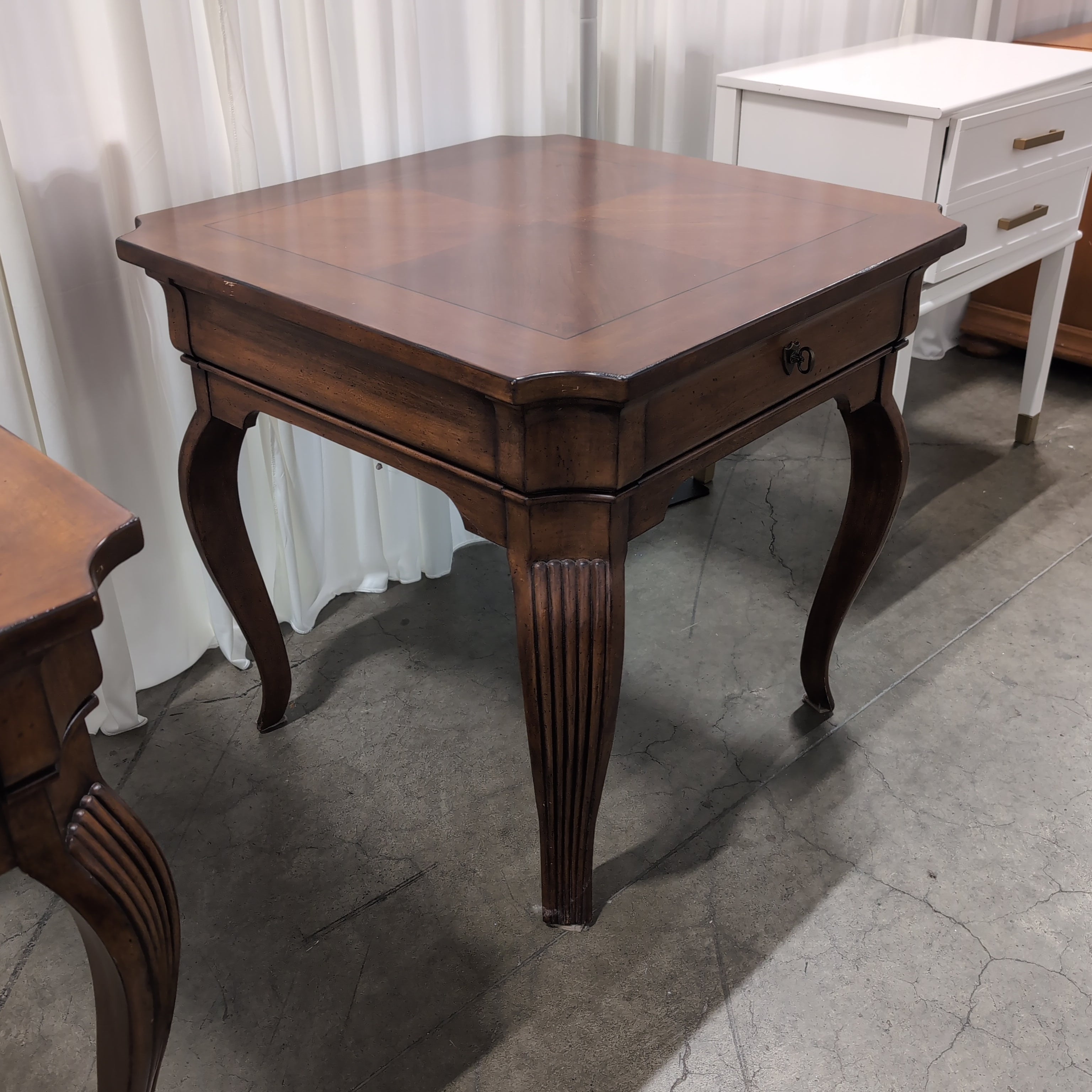 Dark Wood Traditional Style End Table with Drawer