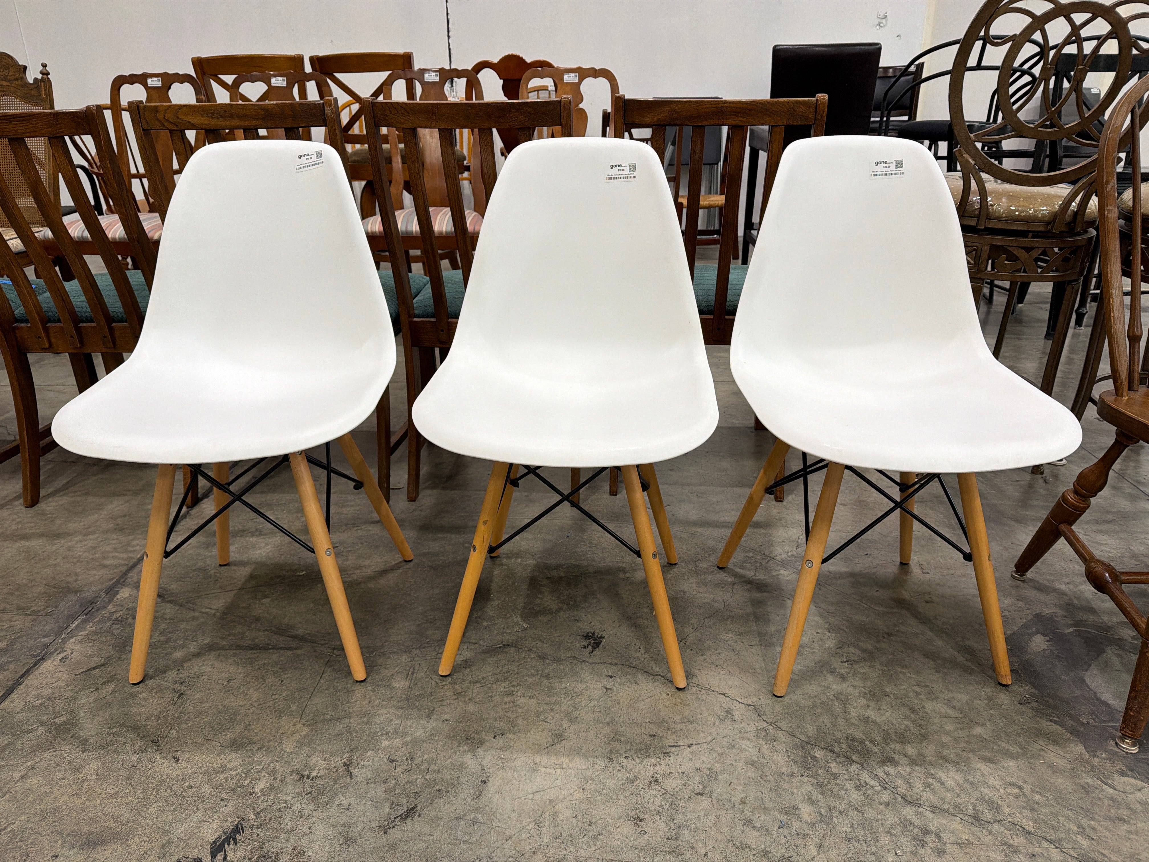 White Mid-Century Modern Plastic Shell Chair with Wood Legs