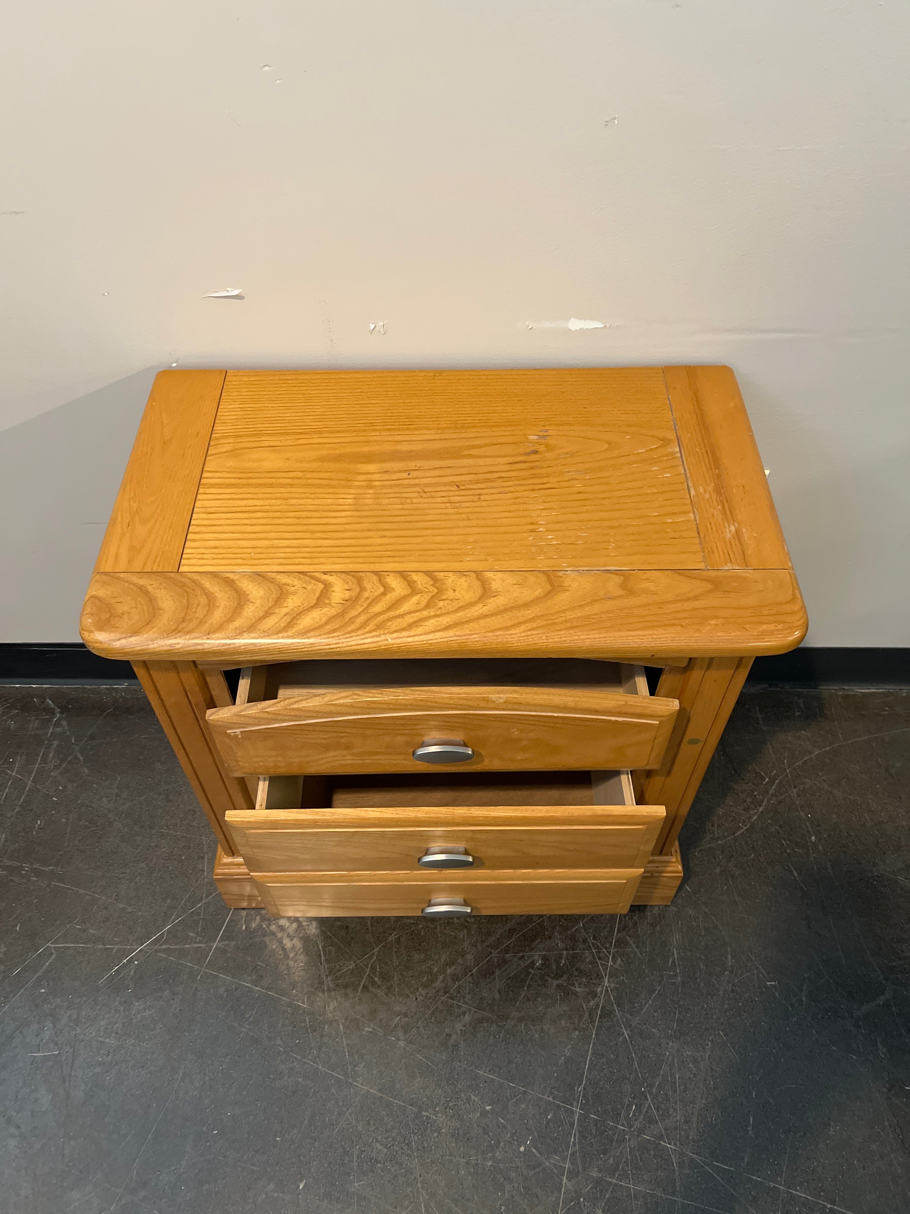 Oak 3-Drawer Nightstand