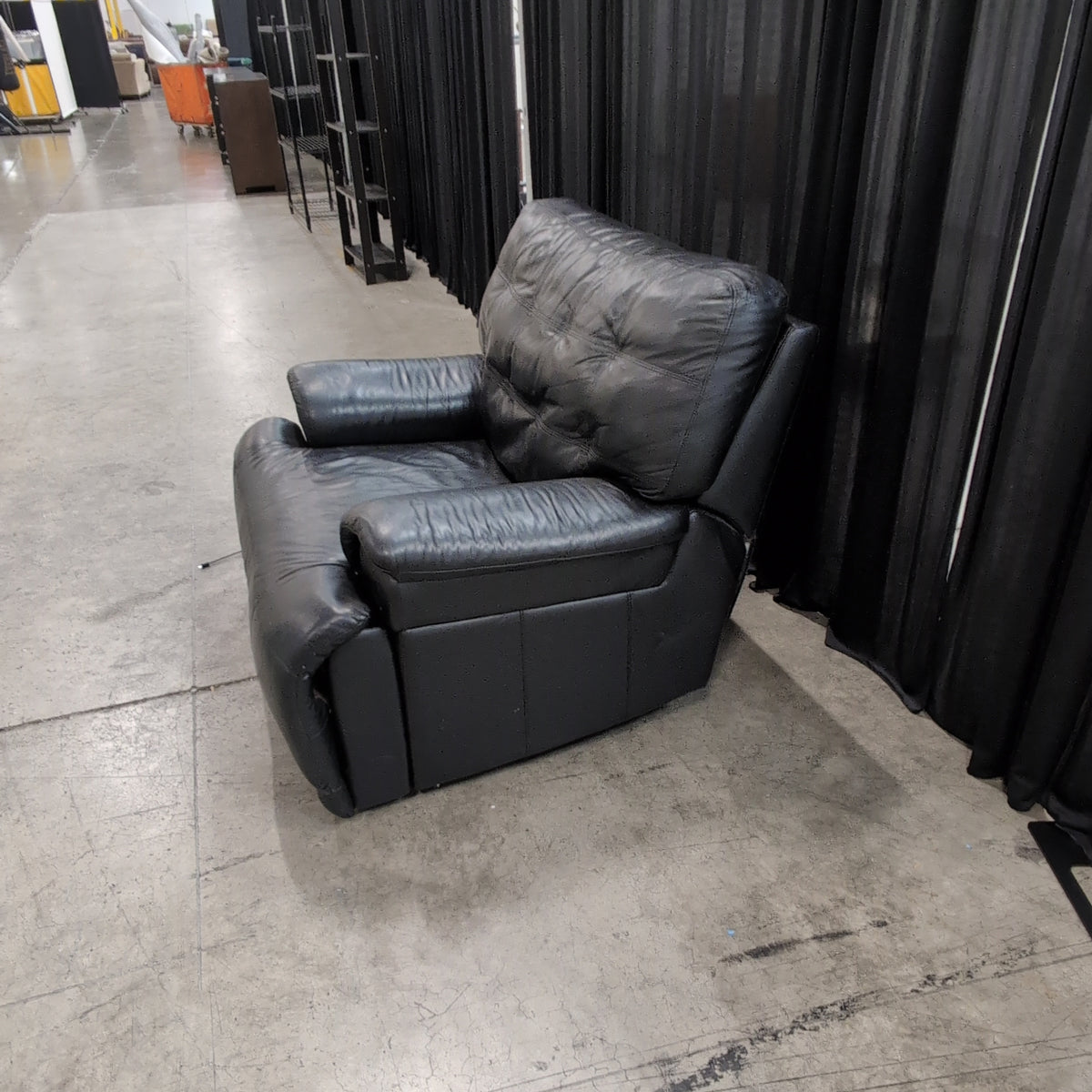 Black Leather Tufted Recliner with Reclining Mechanism