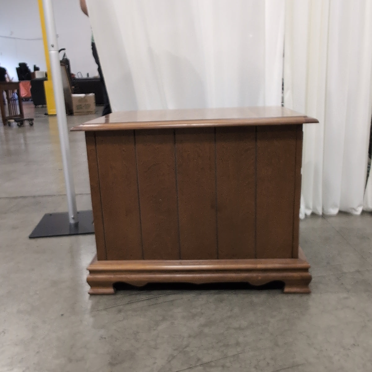 Traditional Light Wood Nightstand with Turned Legs