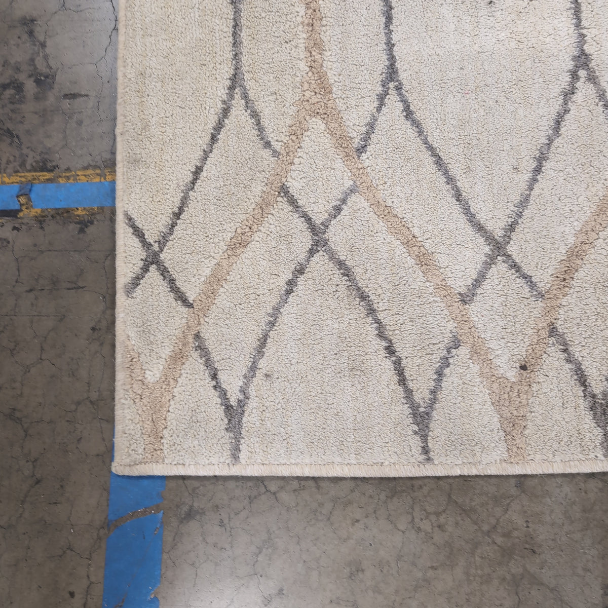 Cream Geometric Pattern Area Rug with Interlocking Design