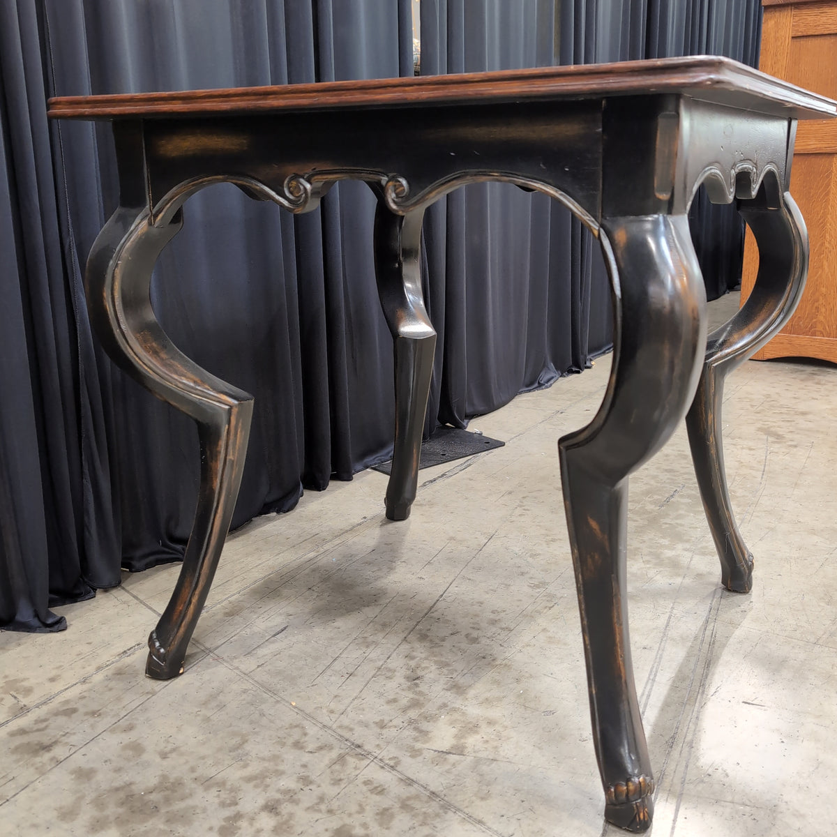 Traditional Dark Wood End Table with Carved Legs