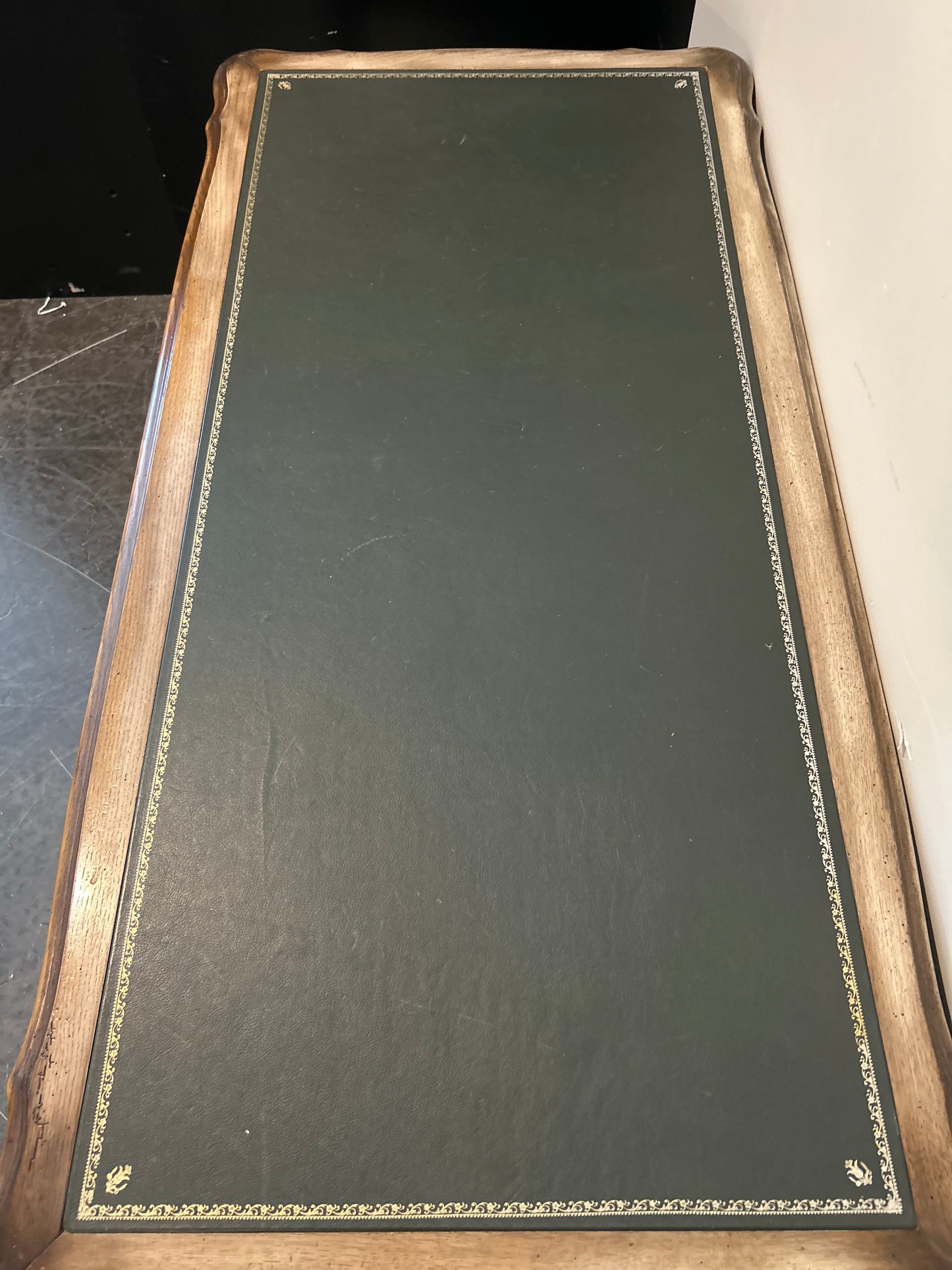 Antique-Style Writing Desk with Leather Top – Carved Legs, 5 Drawers