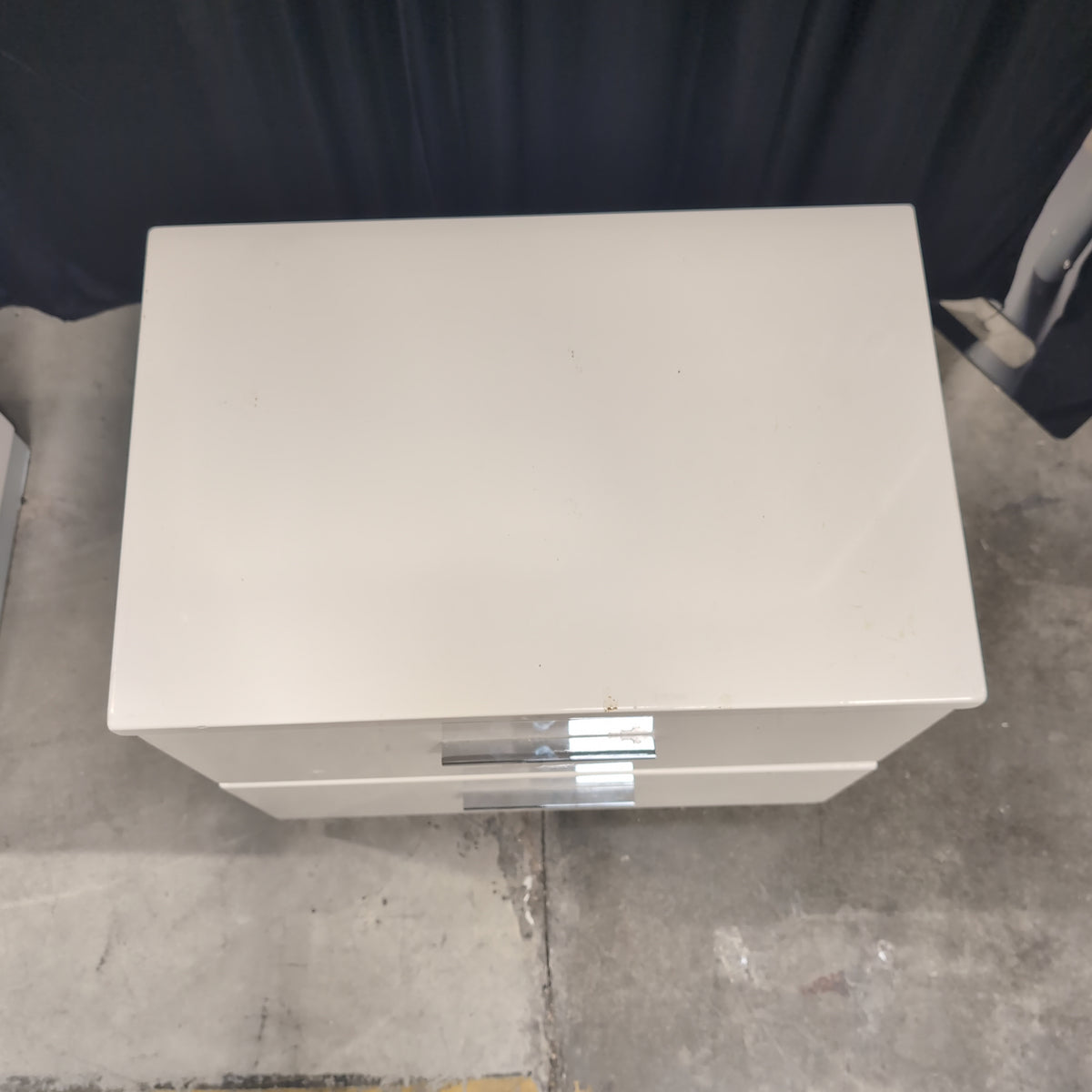 Modern White Single-Drawer Nightstand with Recessed Handle