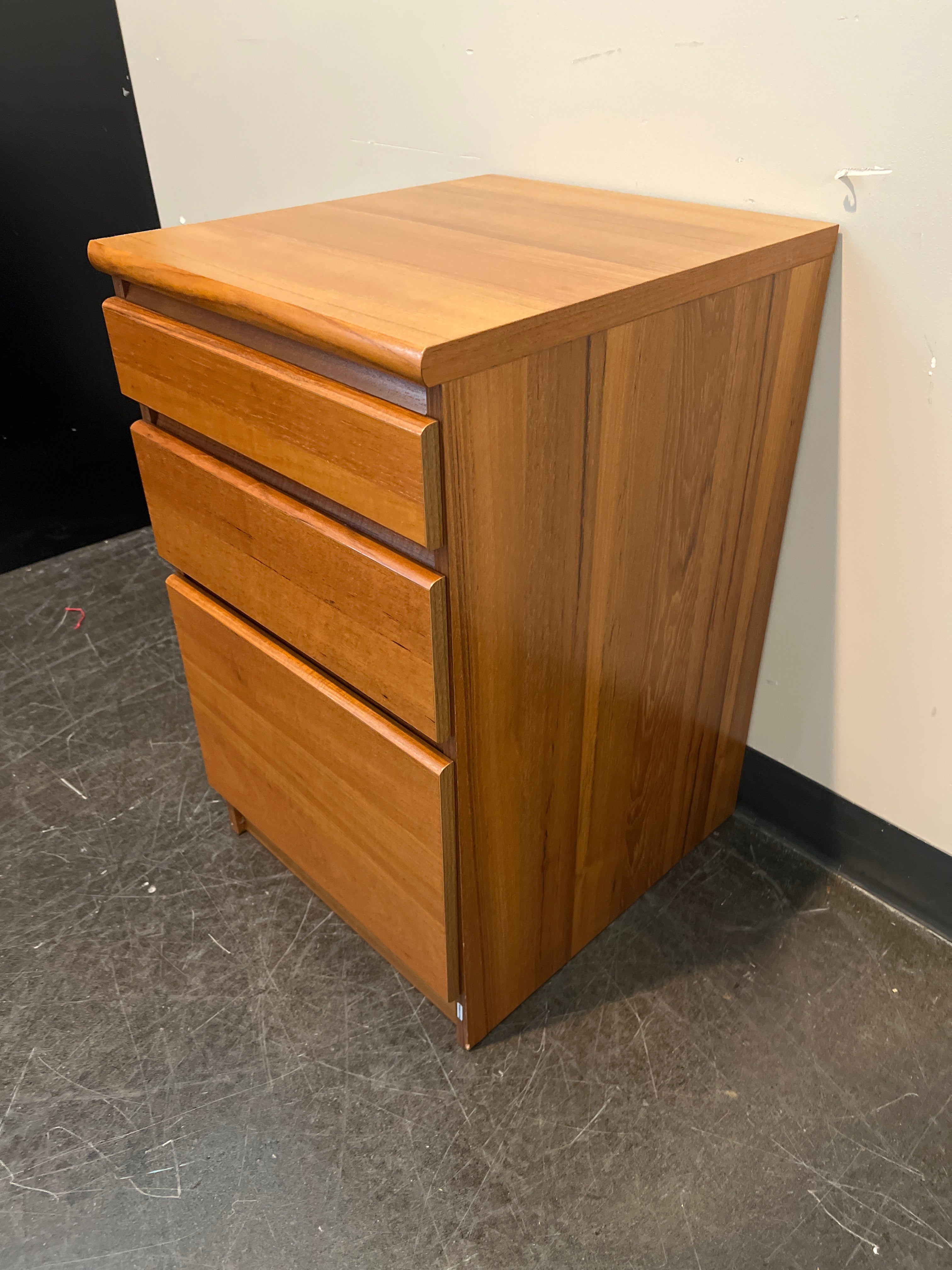 Solid Wood Three-Drawer Nightstand