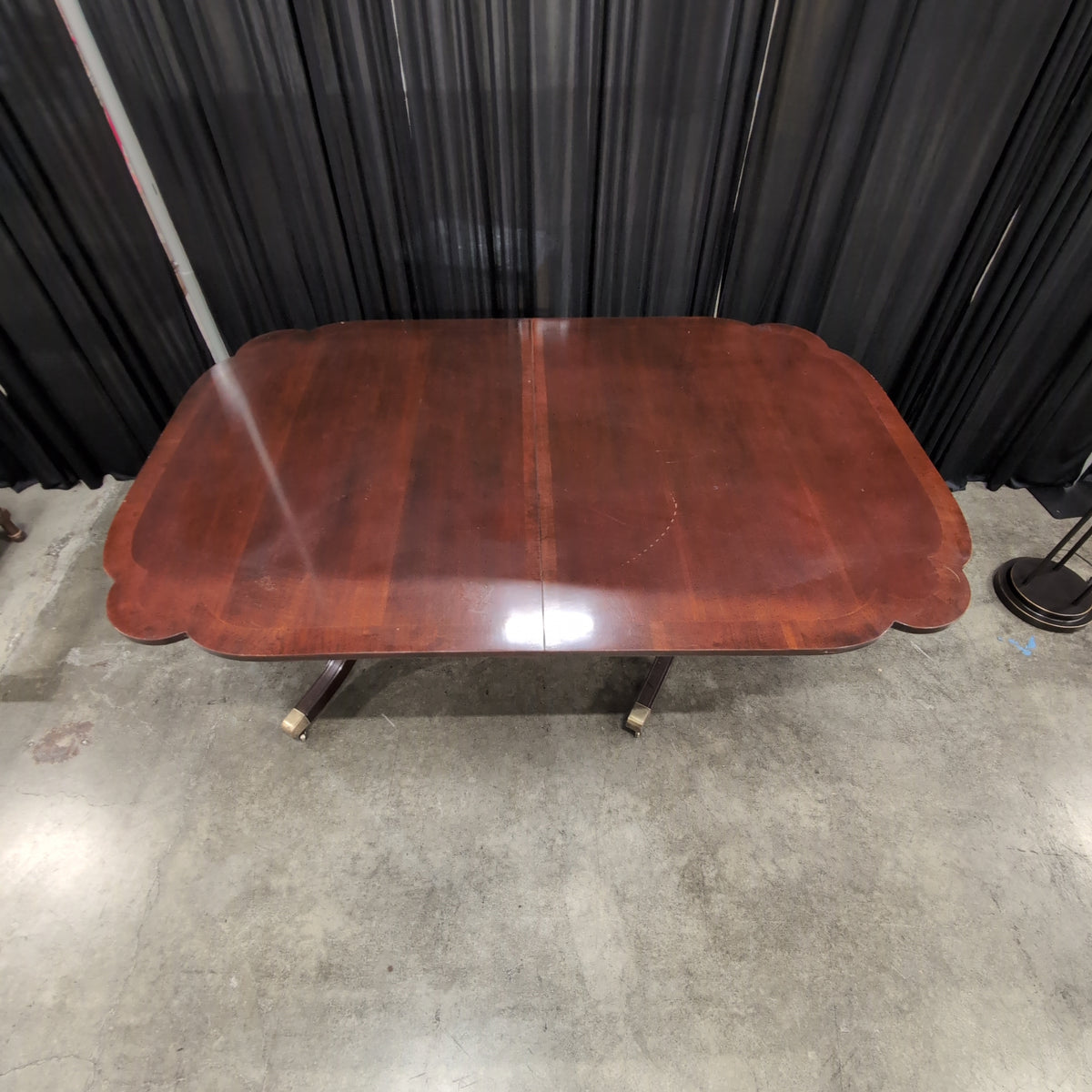 Traditional Dark Wood Pedestal Dining Table with Carved Legs