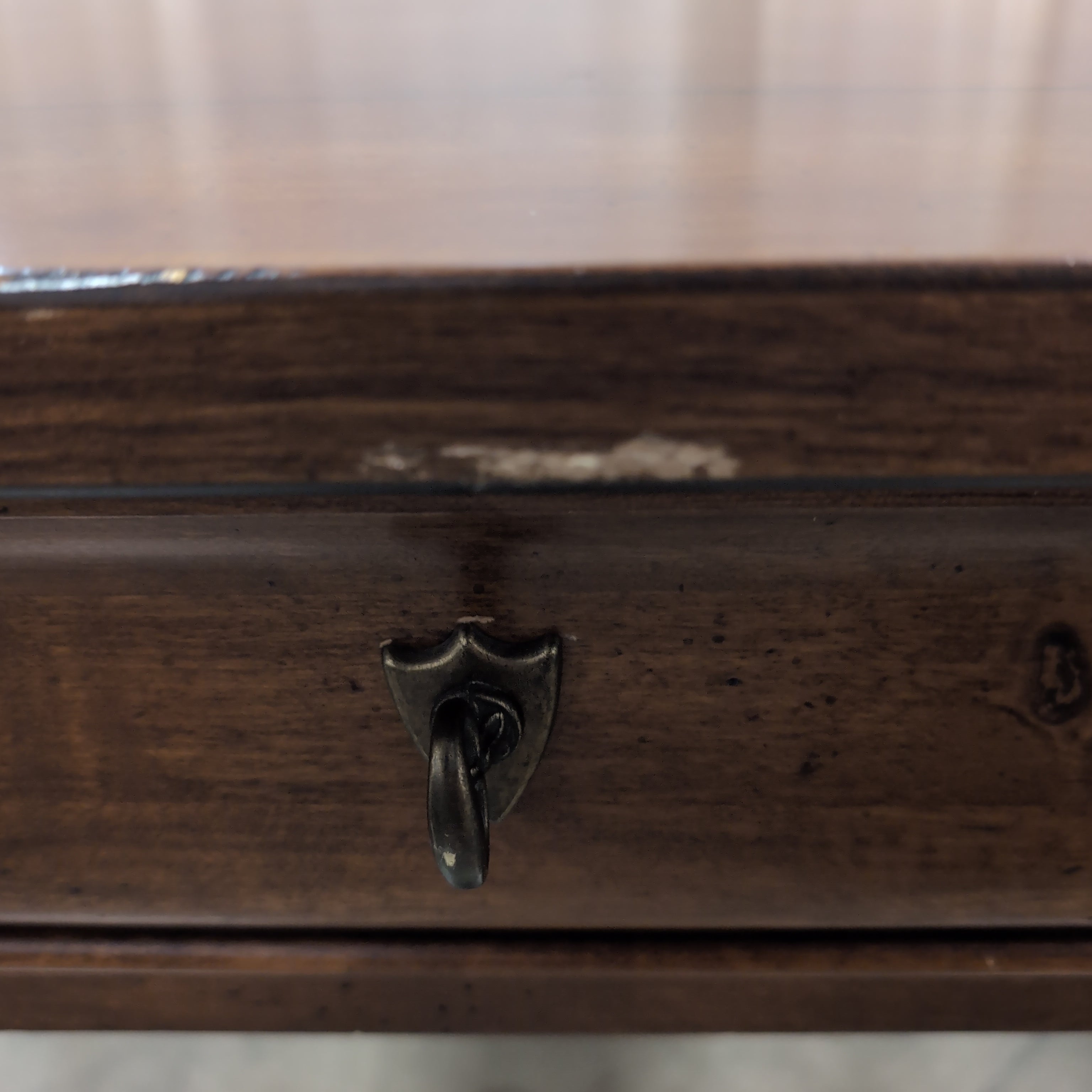 Dark Wood Traditional Style End Table with Drawer