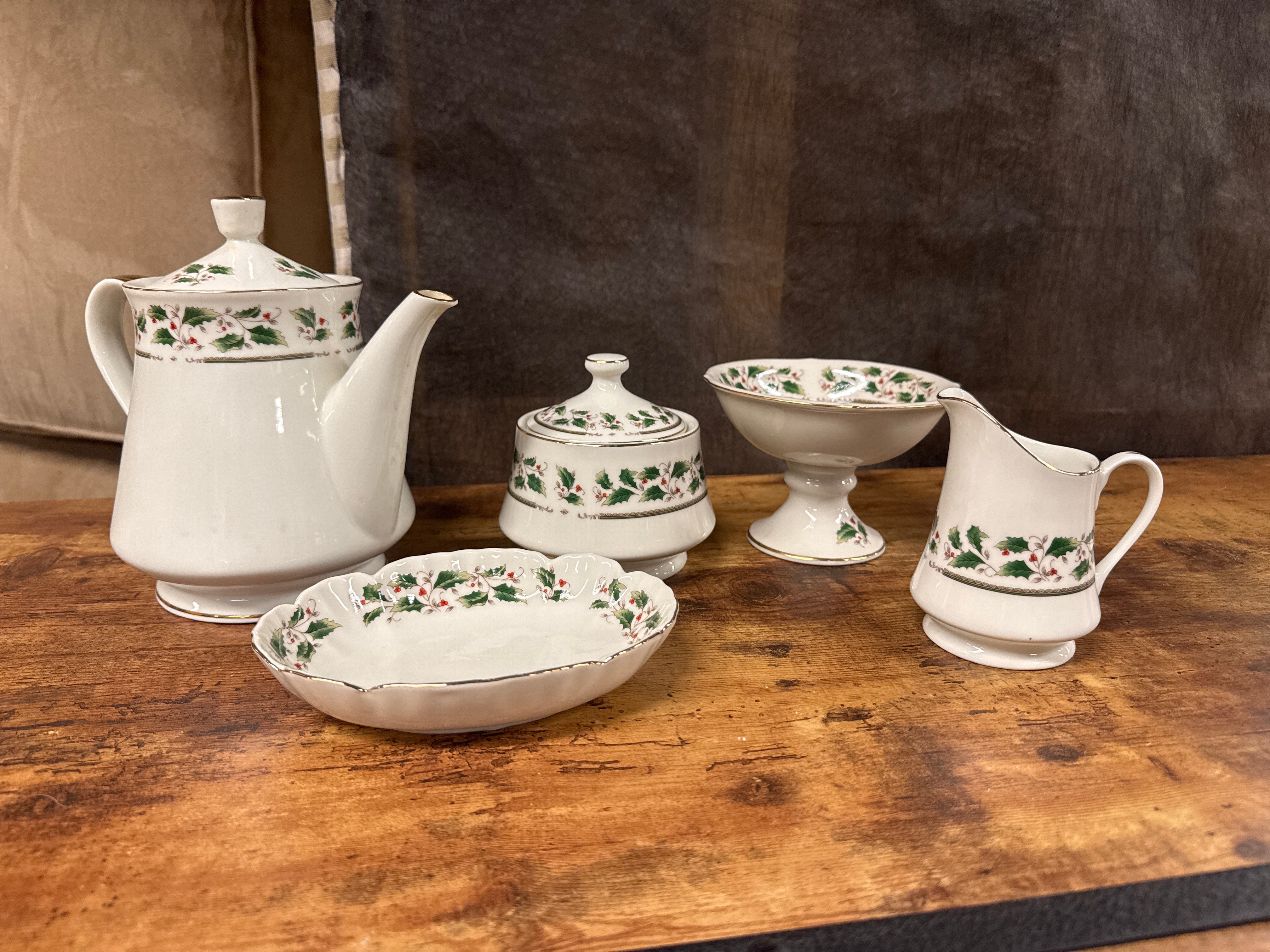 Royal Limited “Holly Holiday” 30-Piece Dinnerware Set – Vintage Christmas China