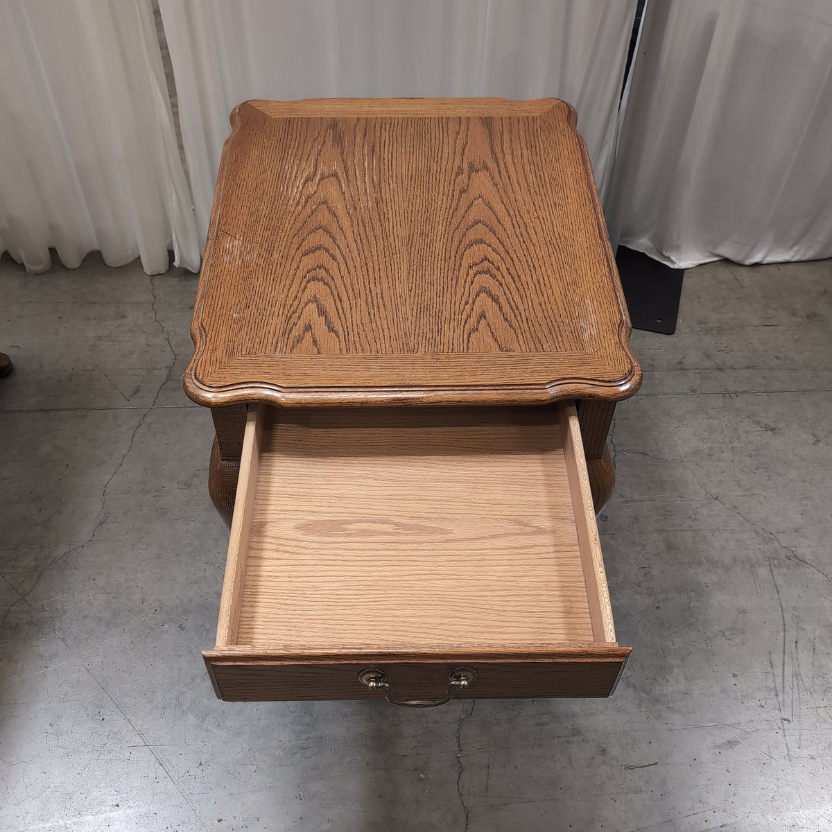 Traditional Light Oak End Table with Cabriole Legs