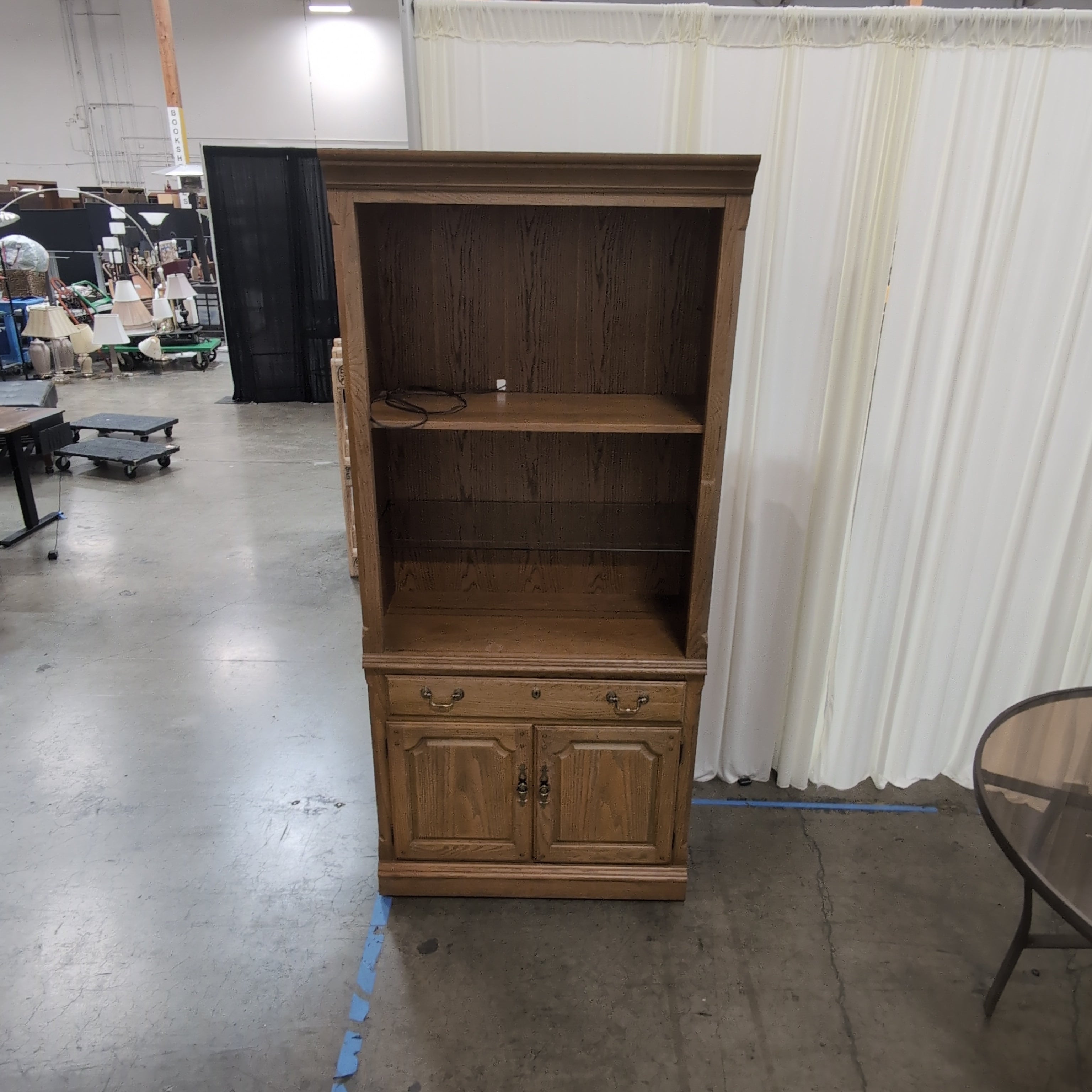 Thomasville Traditional Oak Wood China Cabinet with Recessed Lighting