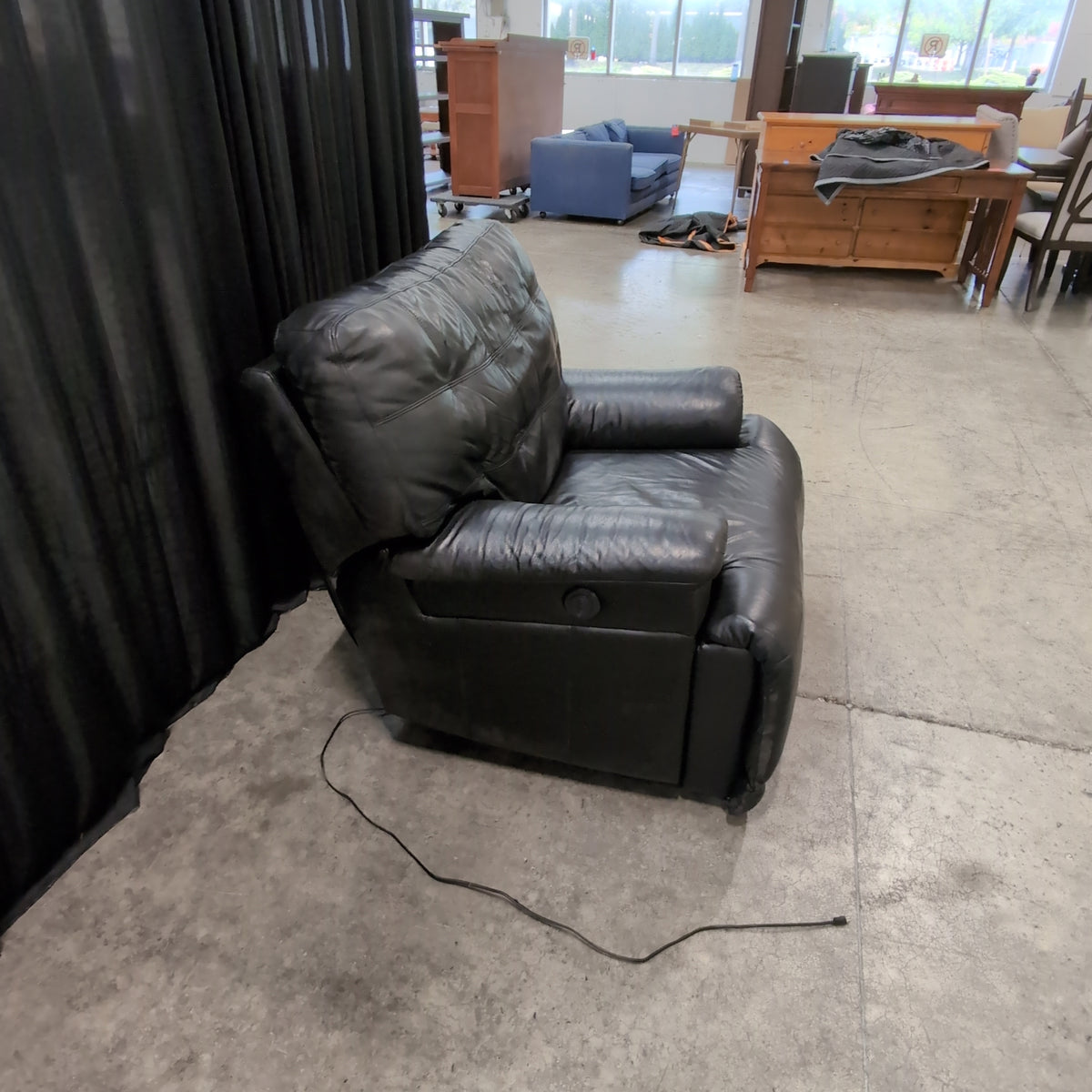 Black Leather Tufted Recliner with Reclining Mechanism