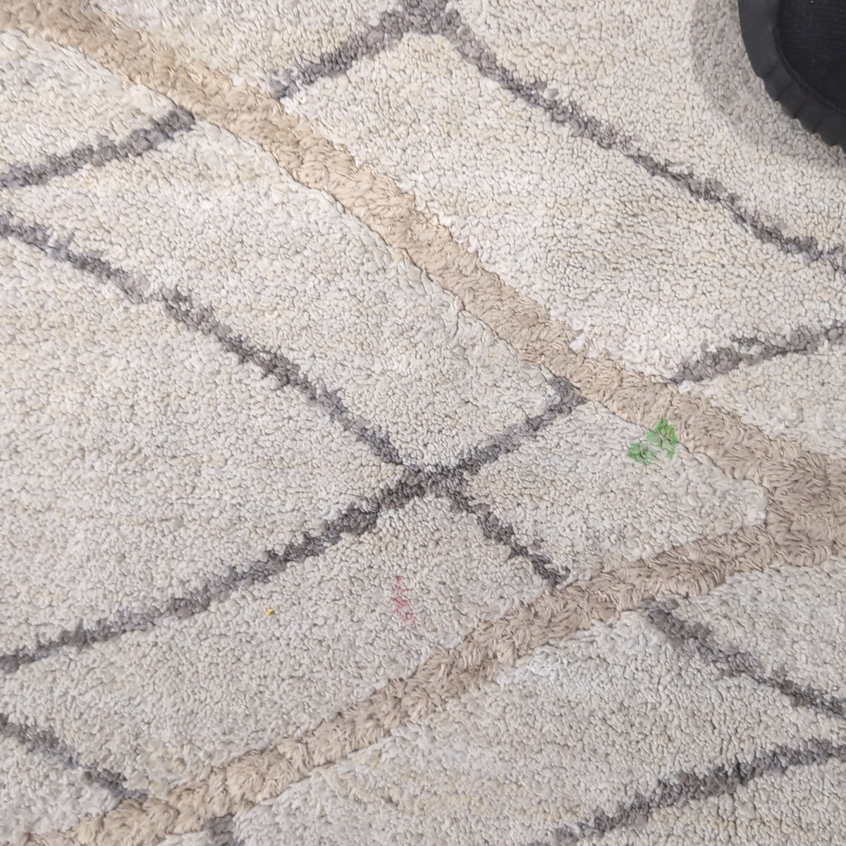 Cream Geometric Pattern Area Rug with Interlocking Design