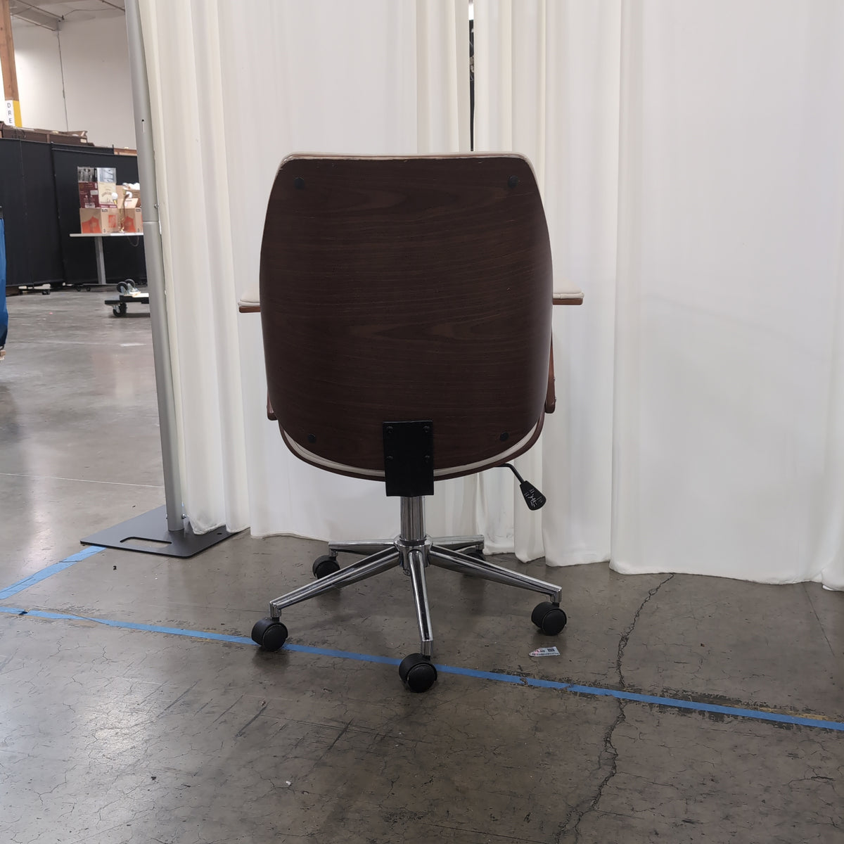 Anji Senda Home Supplies White Upholstered Swivel Office Chair with Wood Frame