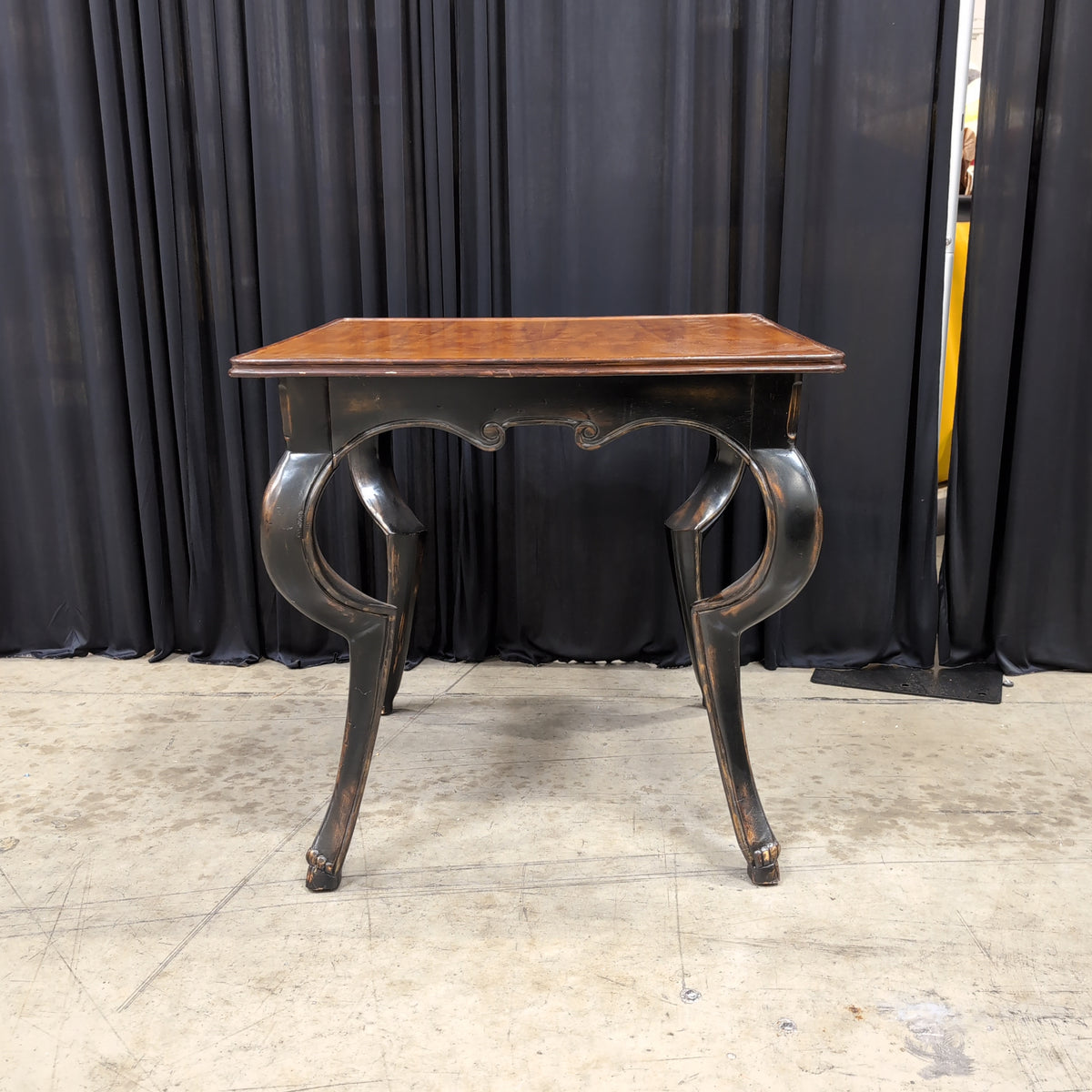 Traditional Dark Wood End Table with Carved Legs